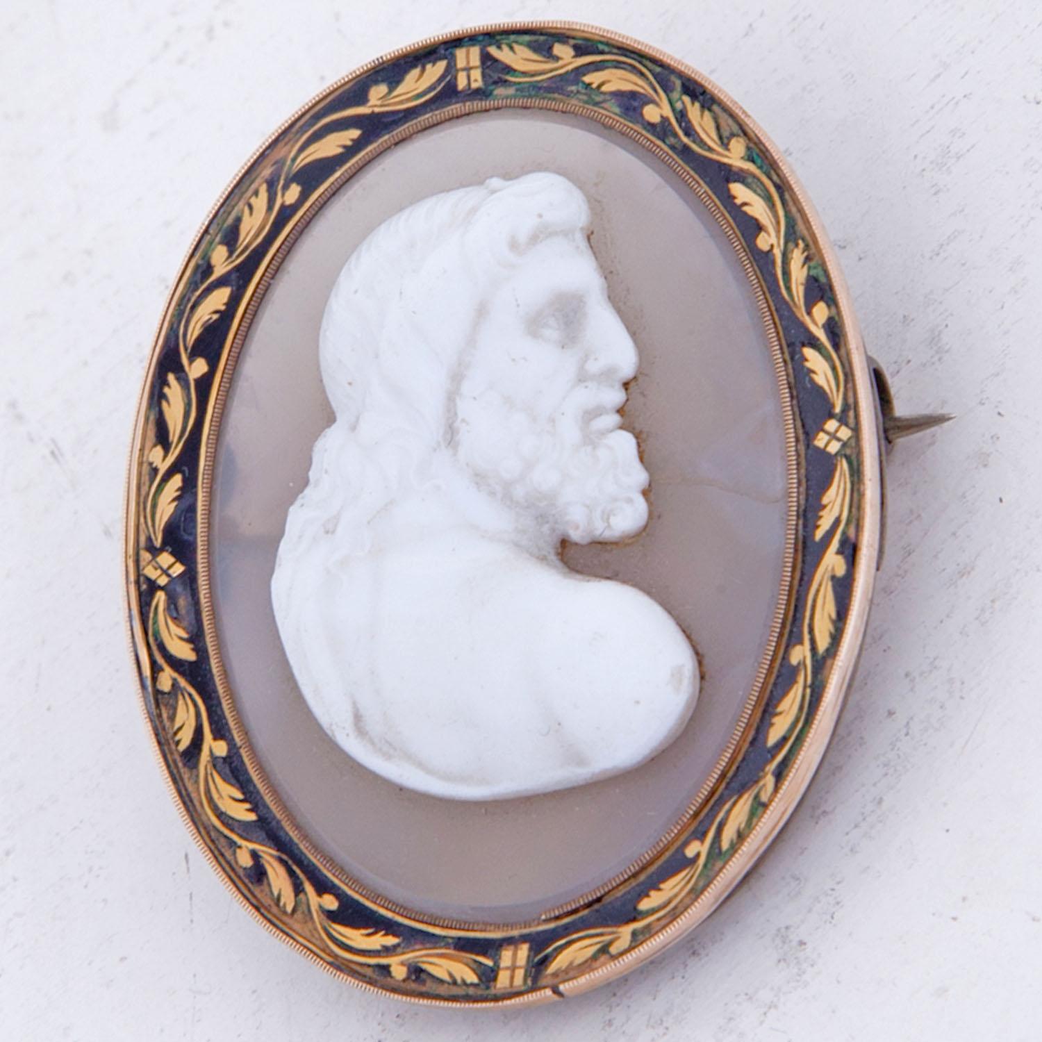 Neoclassical Agate Cameo in Gold Frame, 19th Century In Good Condition In Greding, DE