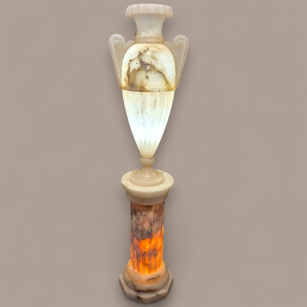 Neoklassische Alabaster-Urnenlampe und Säulenständer, 20. Jahrhundert im Angebot 6