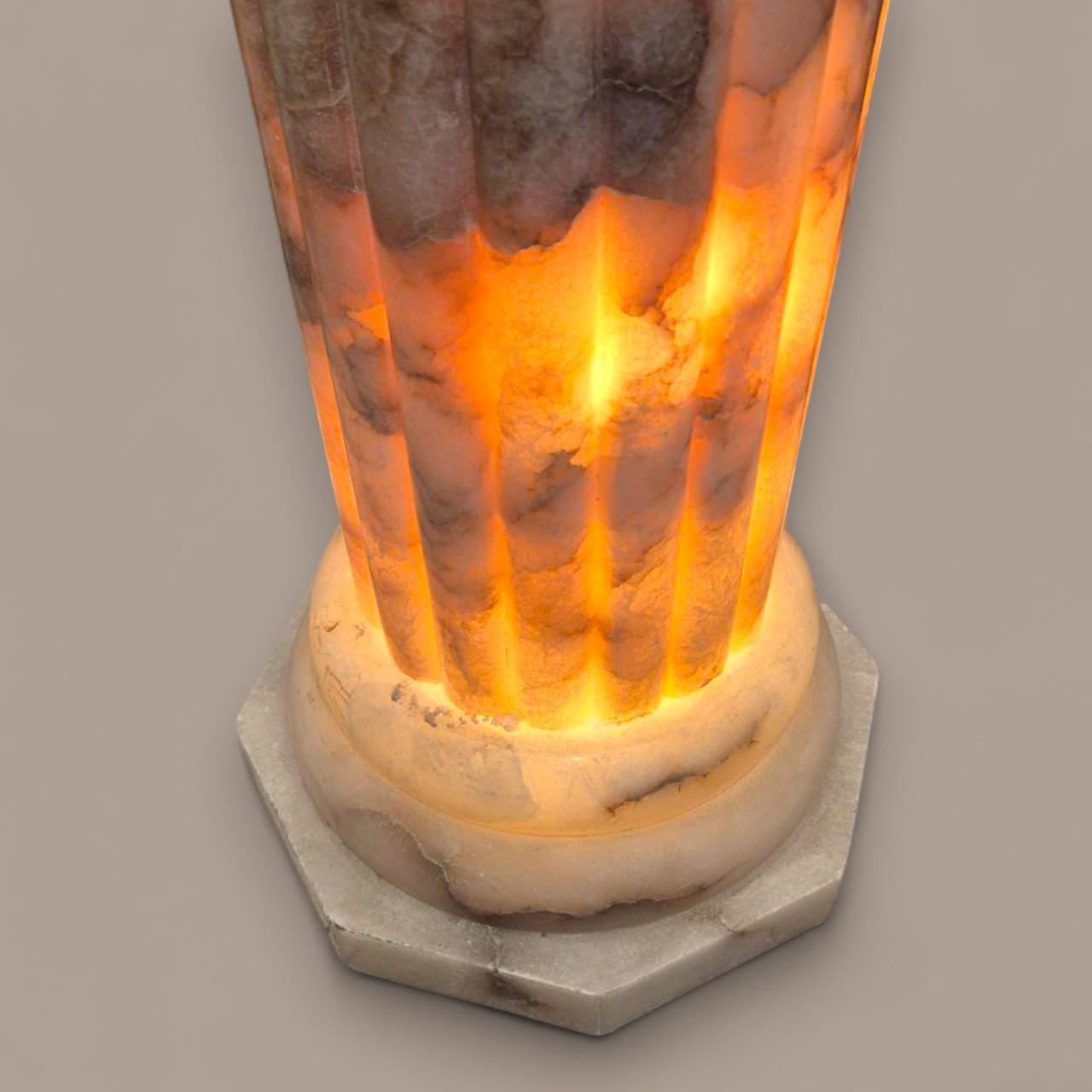 Neoklassische Alabaster-Urnenlampe und Säulenständer, 20. Jahrhundert im Angebot 7