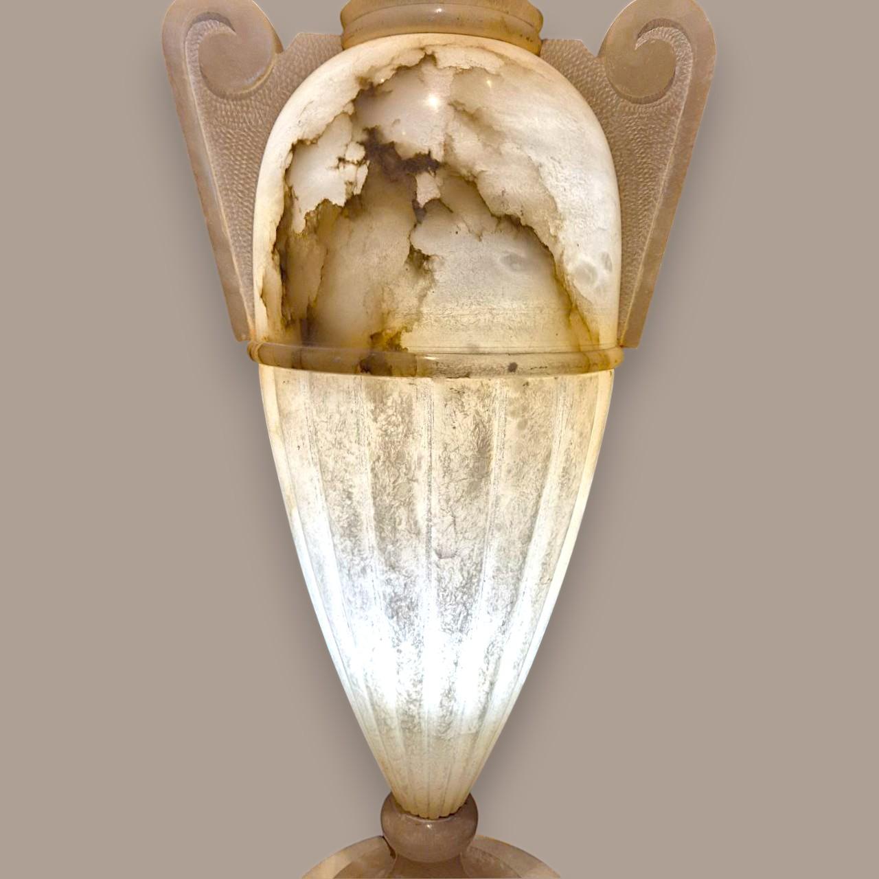 Neoklassische Alabaster-Urnenlampe und Säulenständer, 20. Jahrhundert im Angebot 9
