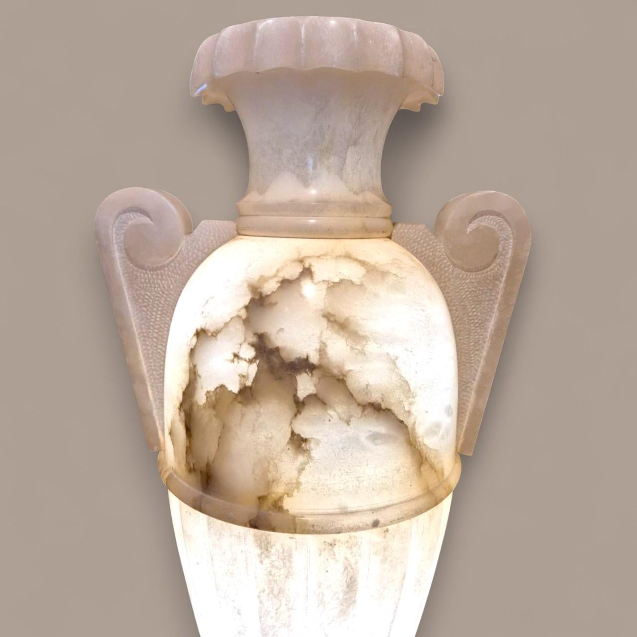 Neoklassische Alabaster-Urnenlampe und Säulenständer, 20. Jahrhundert im Angebot 10