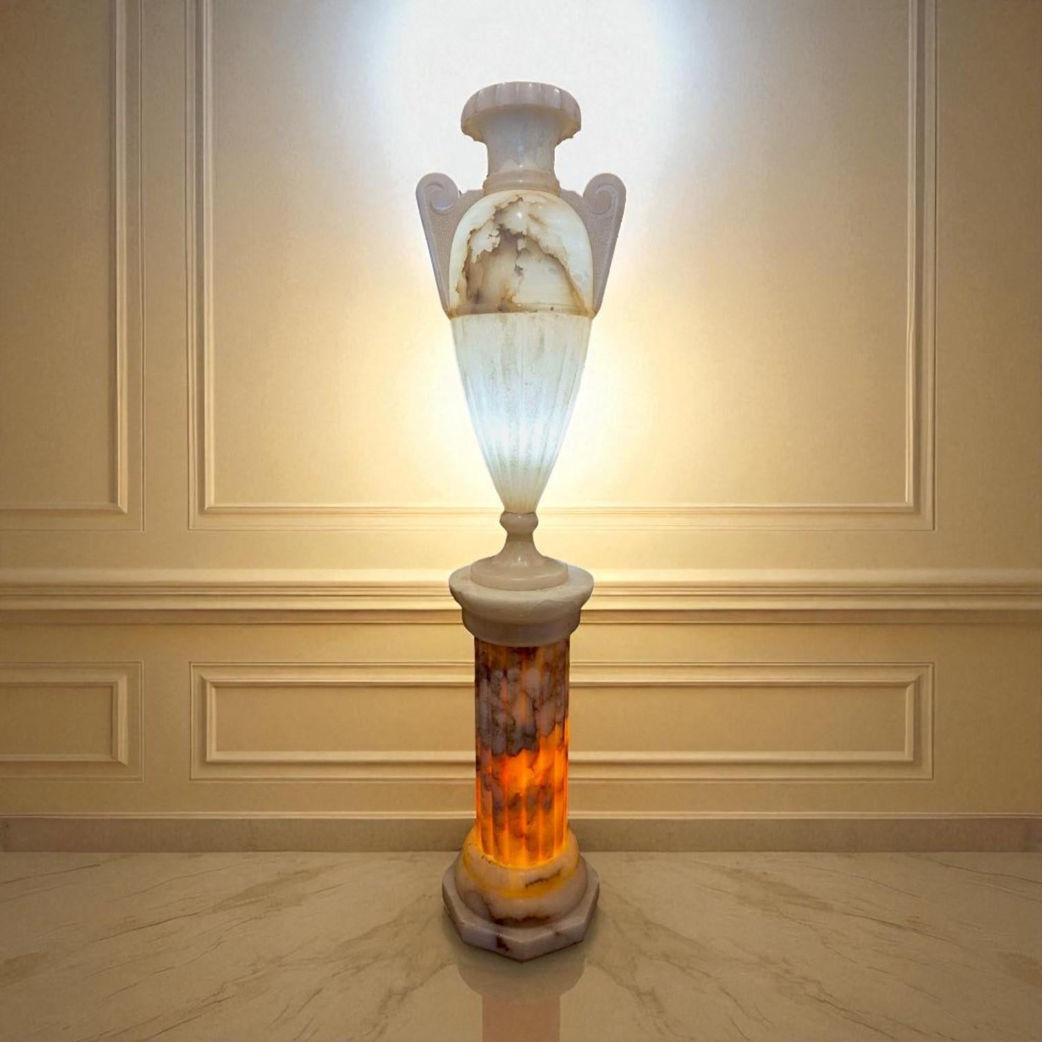Neoklassische Alabaster-Urnenlampe und Säulenständer, 20. Jahrhundert (Italienisch) im Angebot