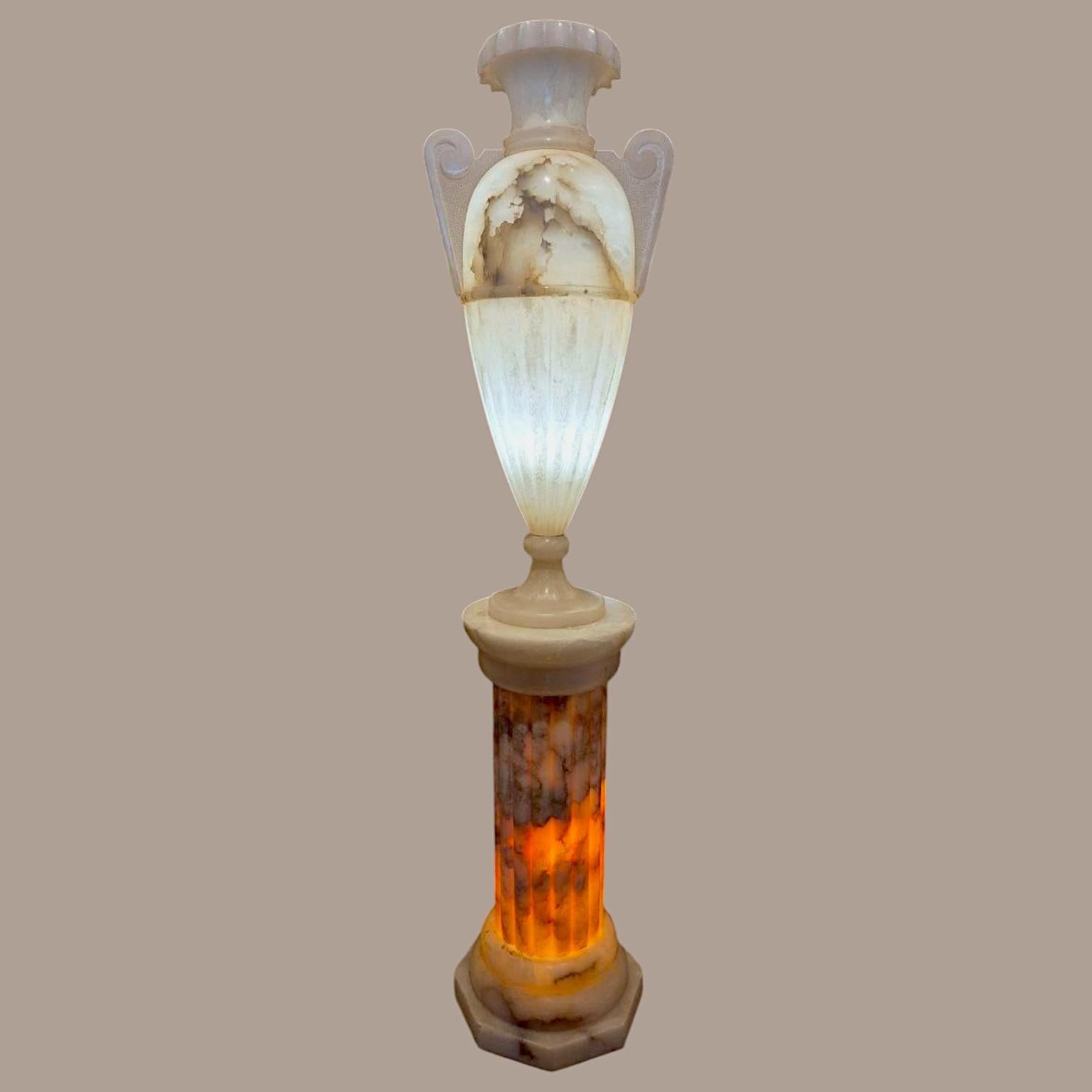 Neoklassische Alabaster-Urnenlampe und Säulenständer, 20. Jahrhundert im Zustand „Gut“ im Angebot in NICE, FR