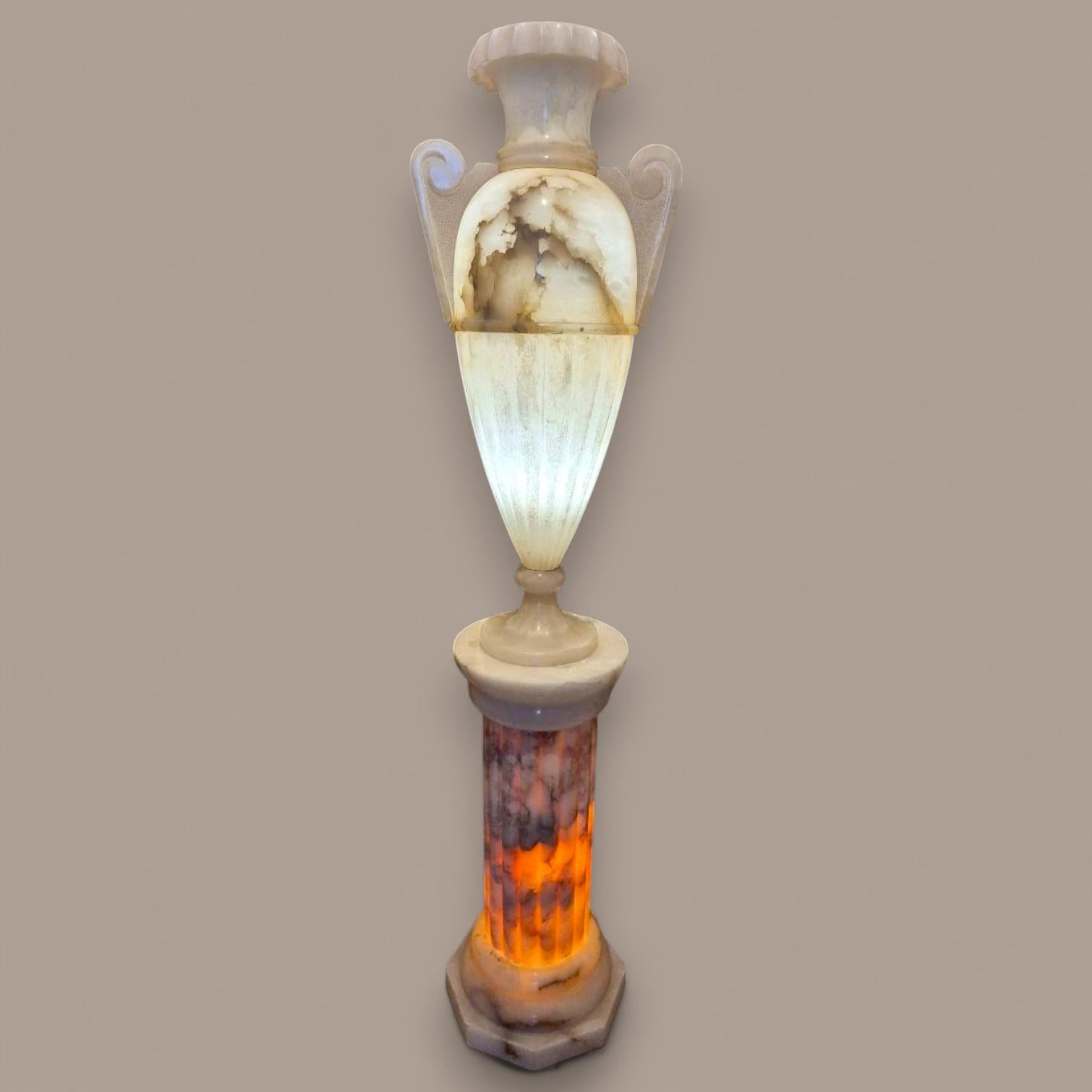 Neoklassische Alabaster-Urnenlampe und Säulenständer, 20. Jahrhundert im Angebot 1