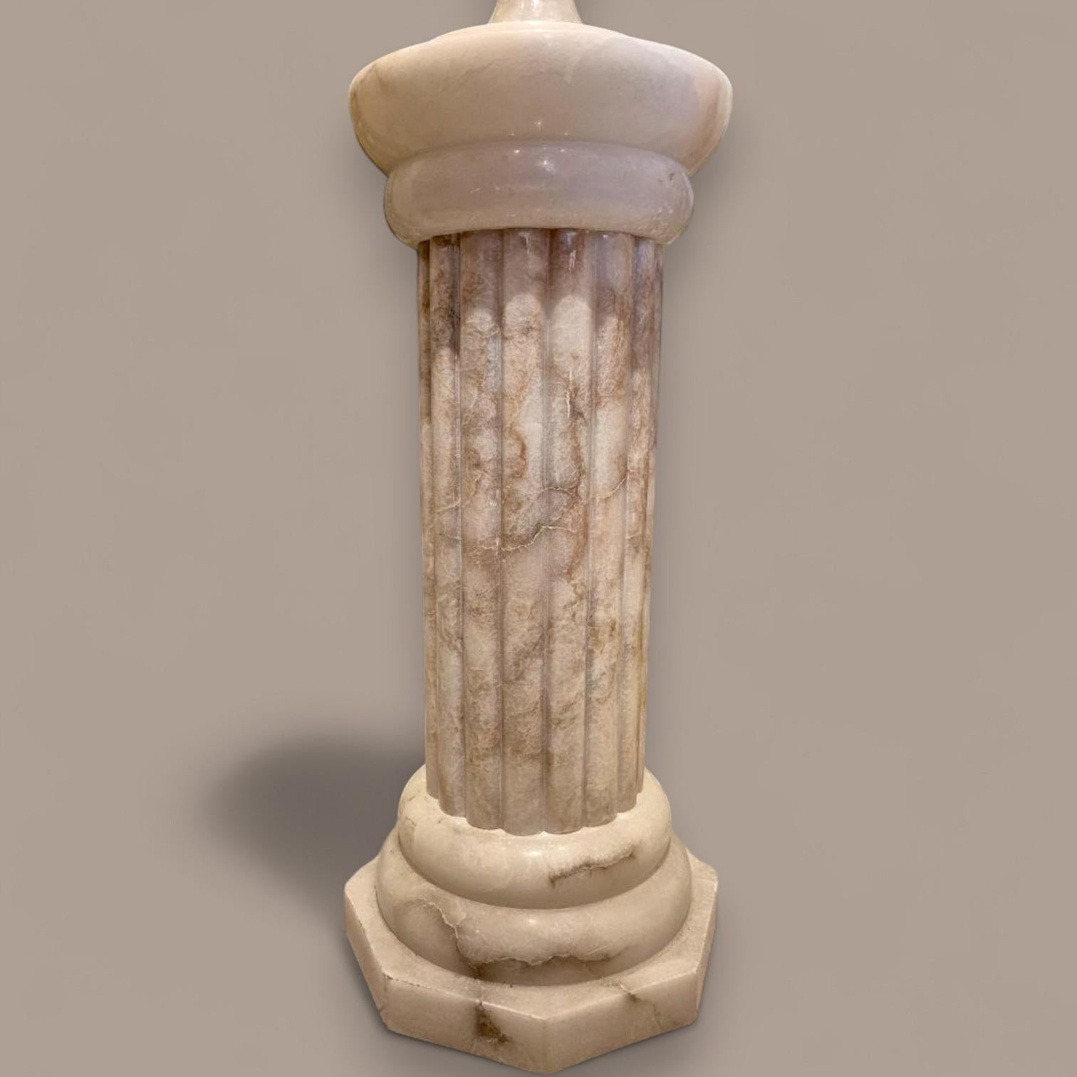 Neoklassische Alabaster-Urnenlampe und Säulenständer, 20. Jahrhundert im Angebot 2