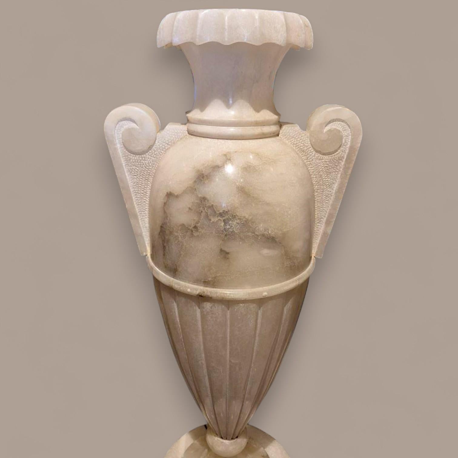 Neoklassische Alabaster-Urnenlampe und Säulenständer, 20. Jahrhundert im Angebot 3
