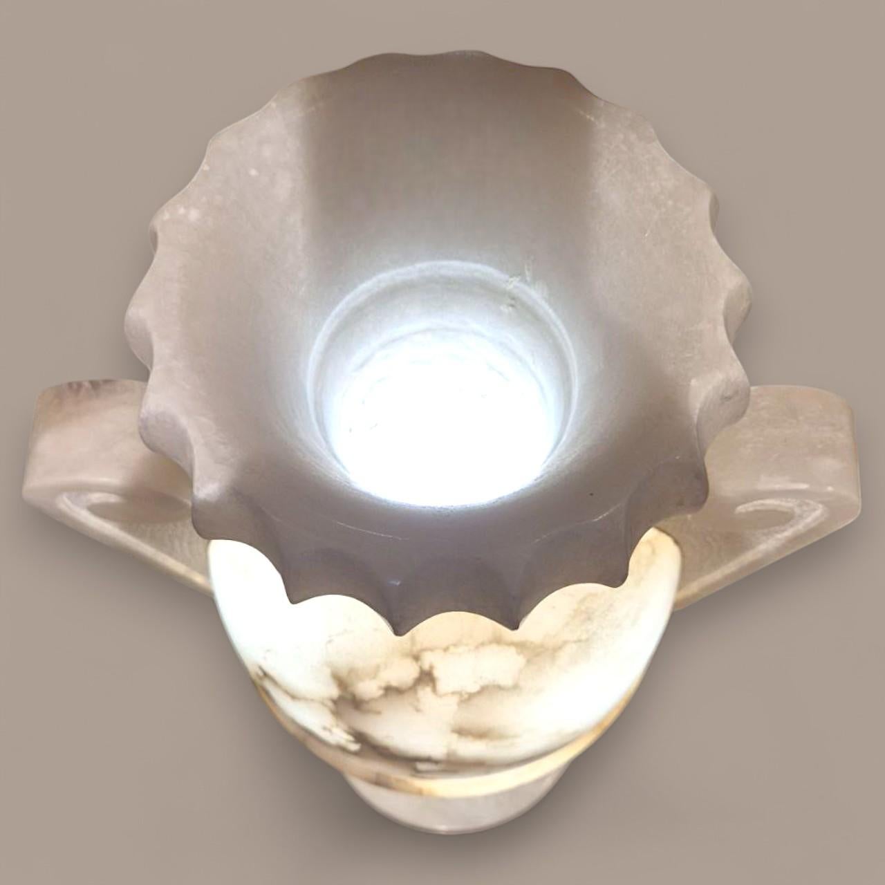 Neoklassische Alabaster-Urnenlampe und Säulenständer, 20. Jahrhundert im Angebot 4