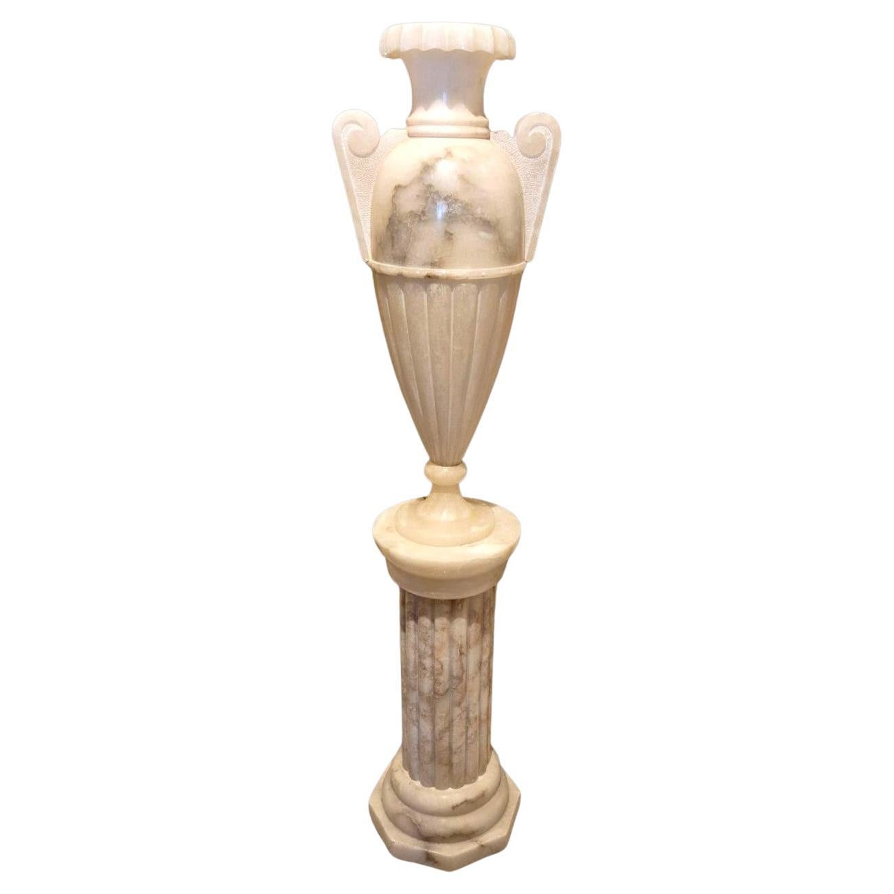 Neoklassische Alabaster-Urnenlampe und Säulenständer, 20. Jahrhundert