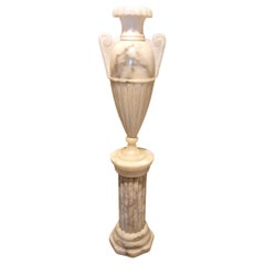 Neoklassische Alabaster-Urnenlampe und Säulenständer, 20. Jahrhundert