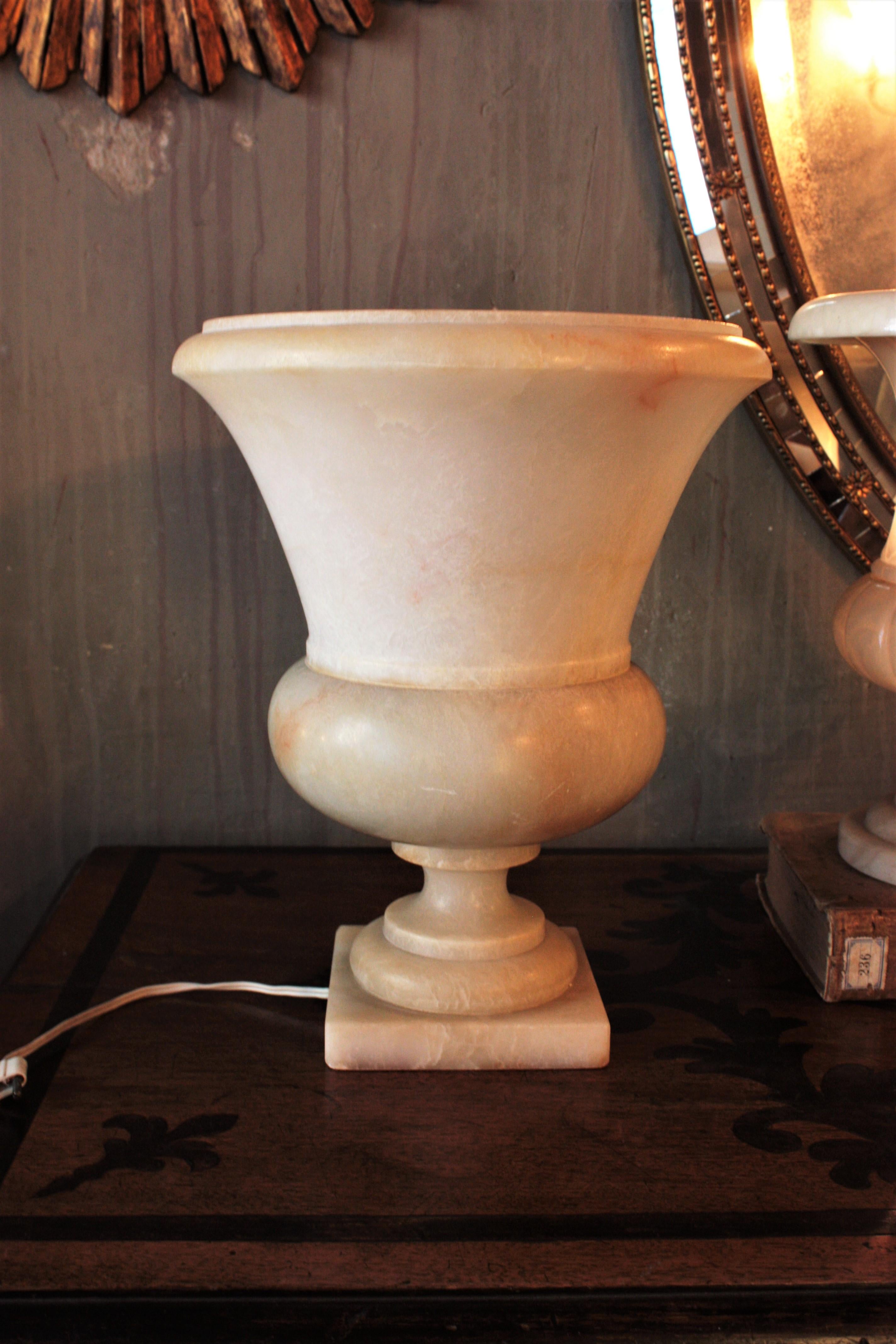 Lampe urne néoclassique en albâtre sur colonne en vente 2