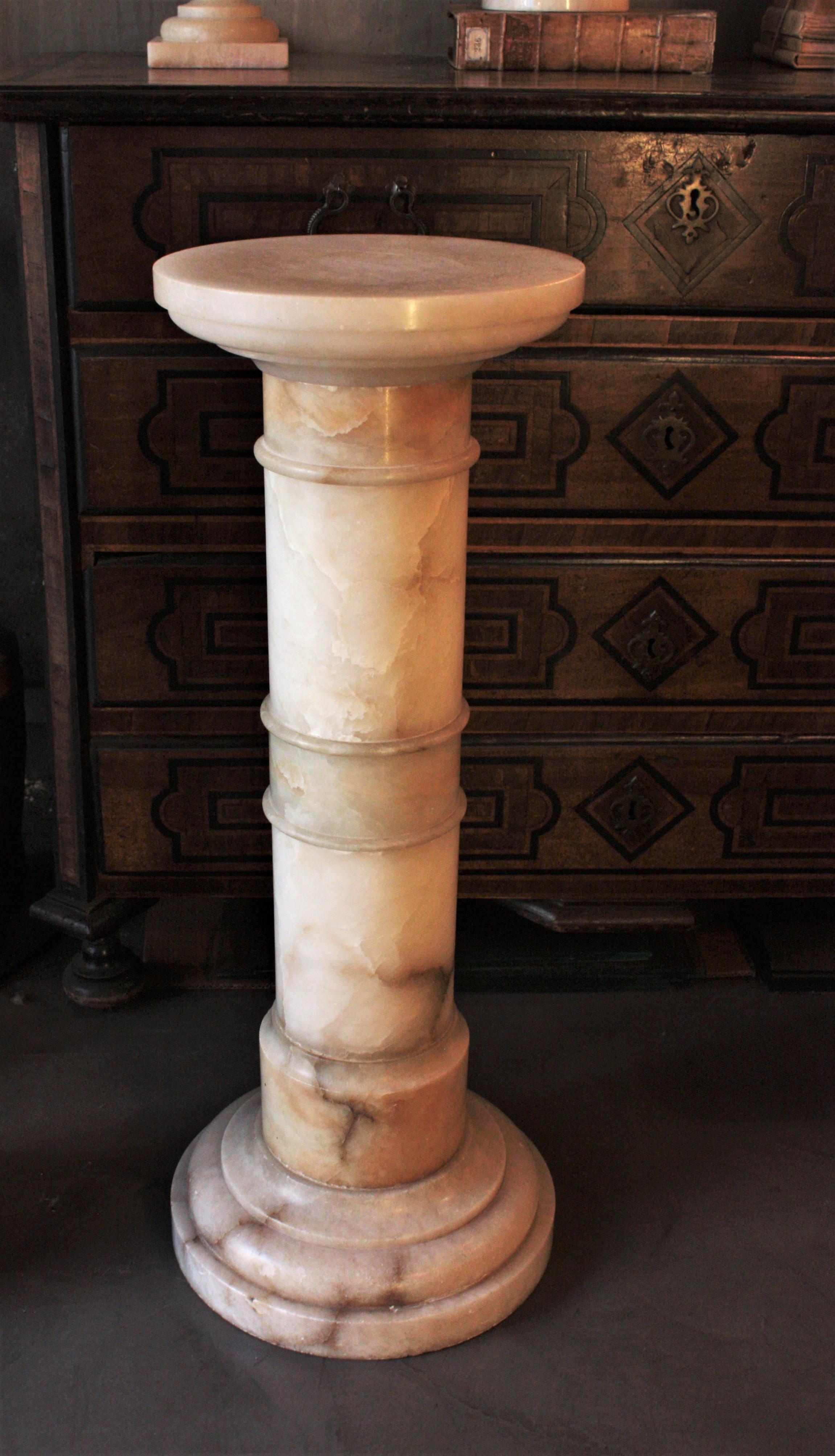Lampe urne néoclassique en albâtre sur colonne en vente 4