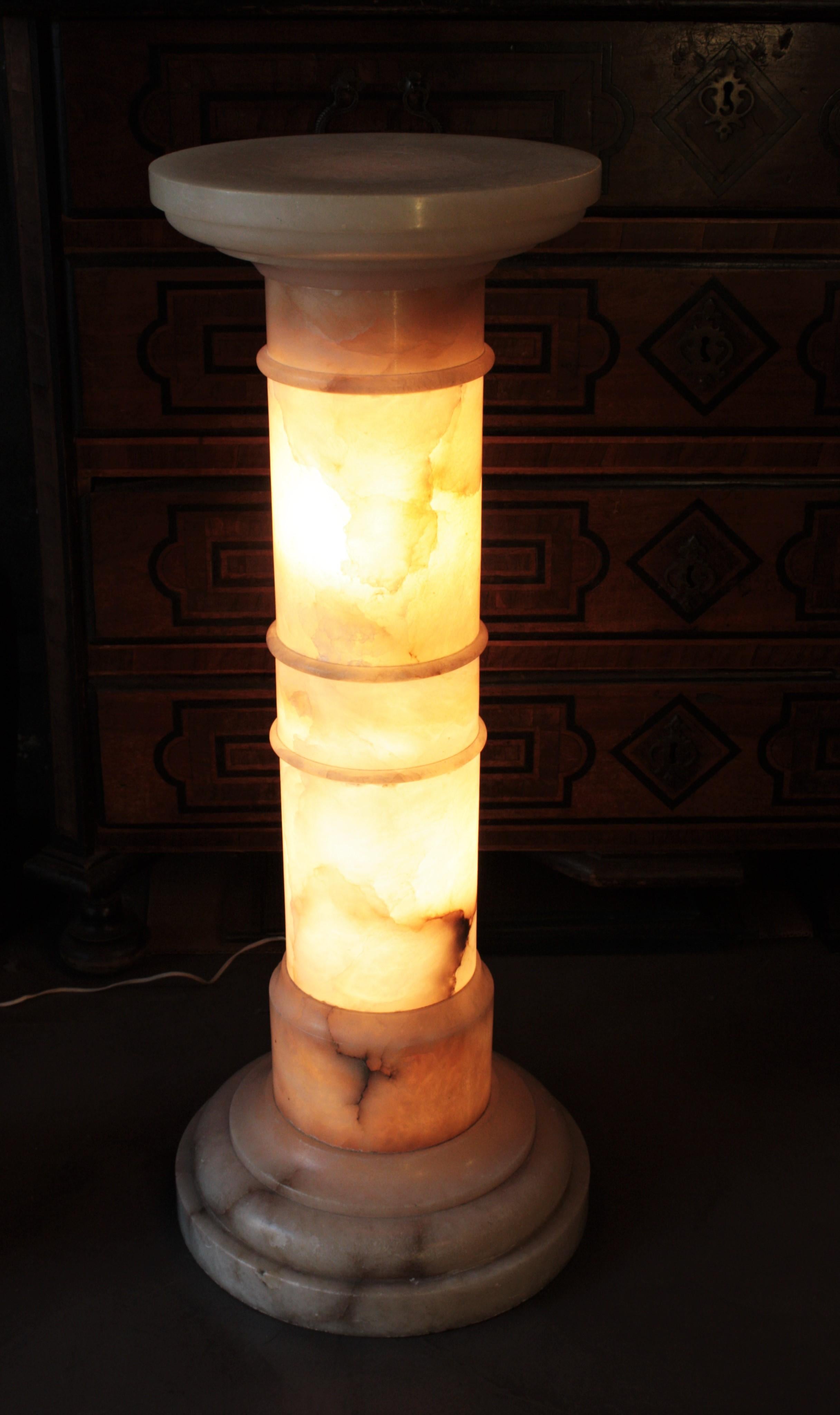 Lampe urne néoclassique en albâtre sur colonne en vente 5