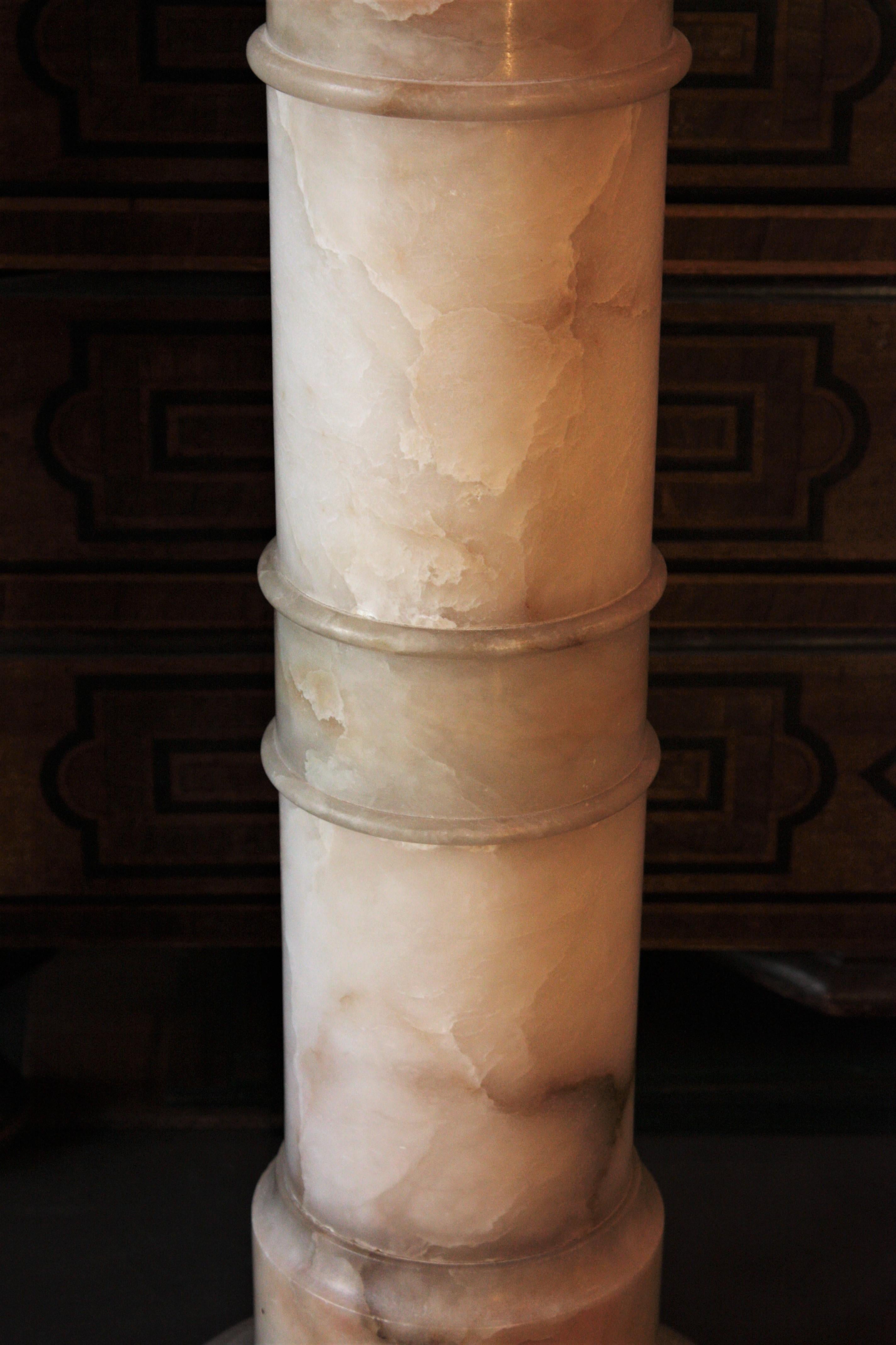 Lampe urne néoclassique en albâtre sur colonne en vente 6