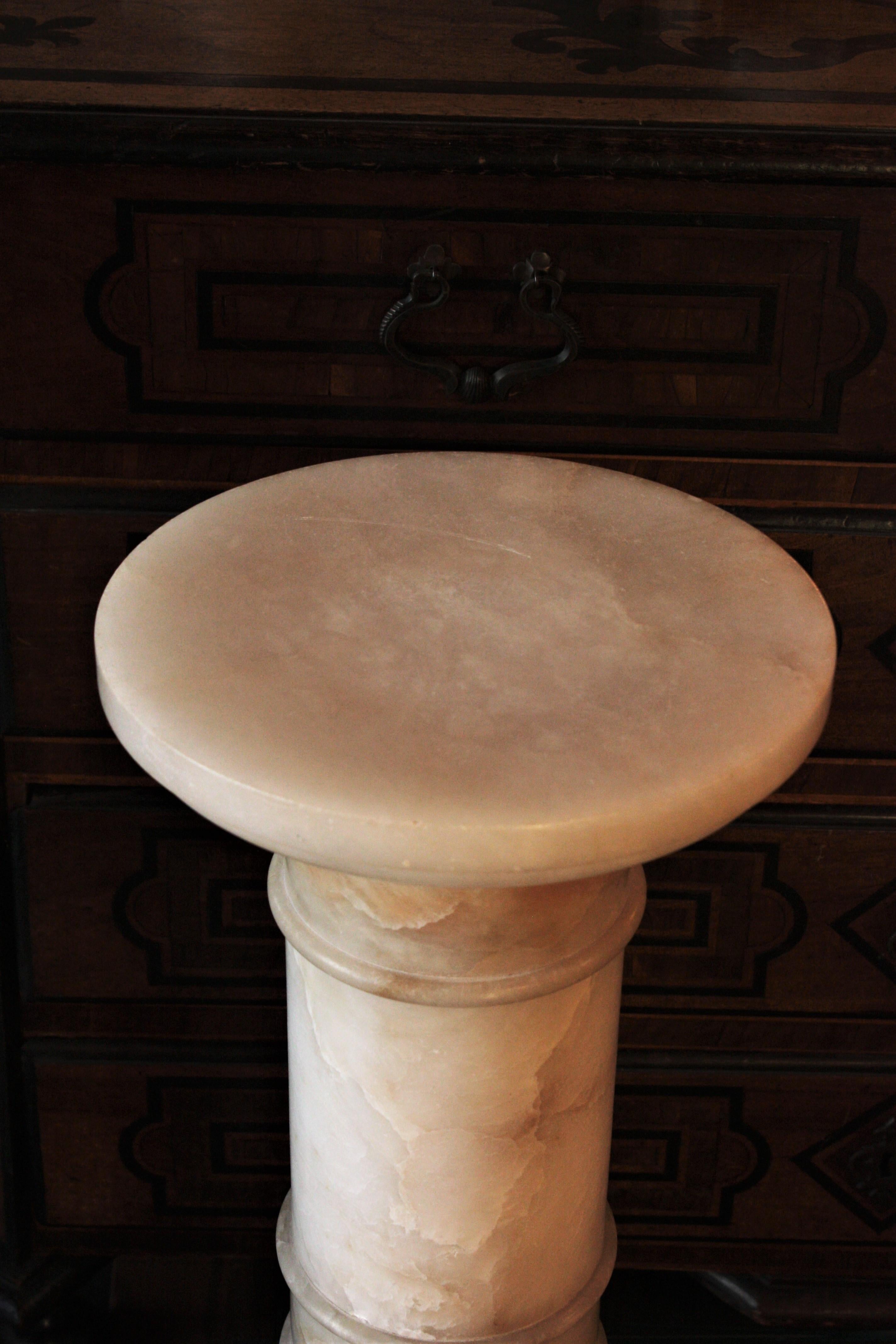 Lampe urne néoclassique en albâtre sur colonne en vente 7