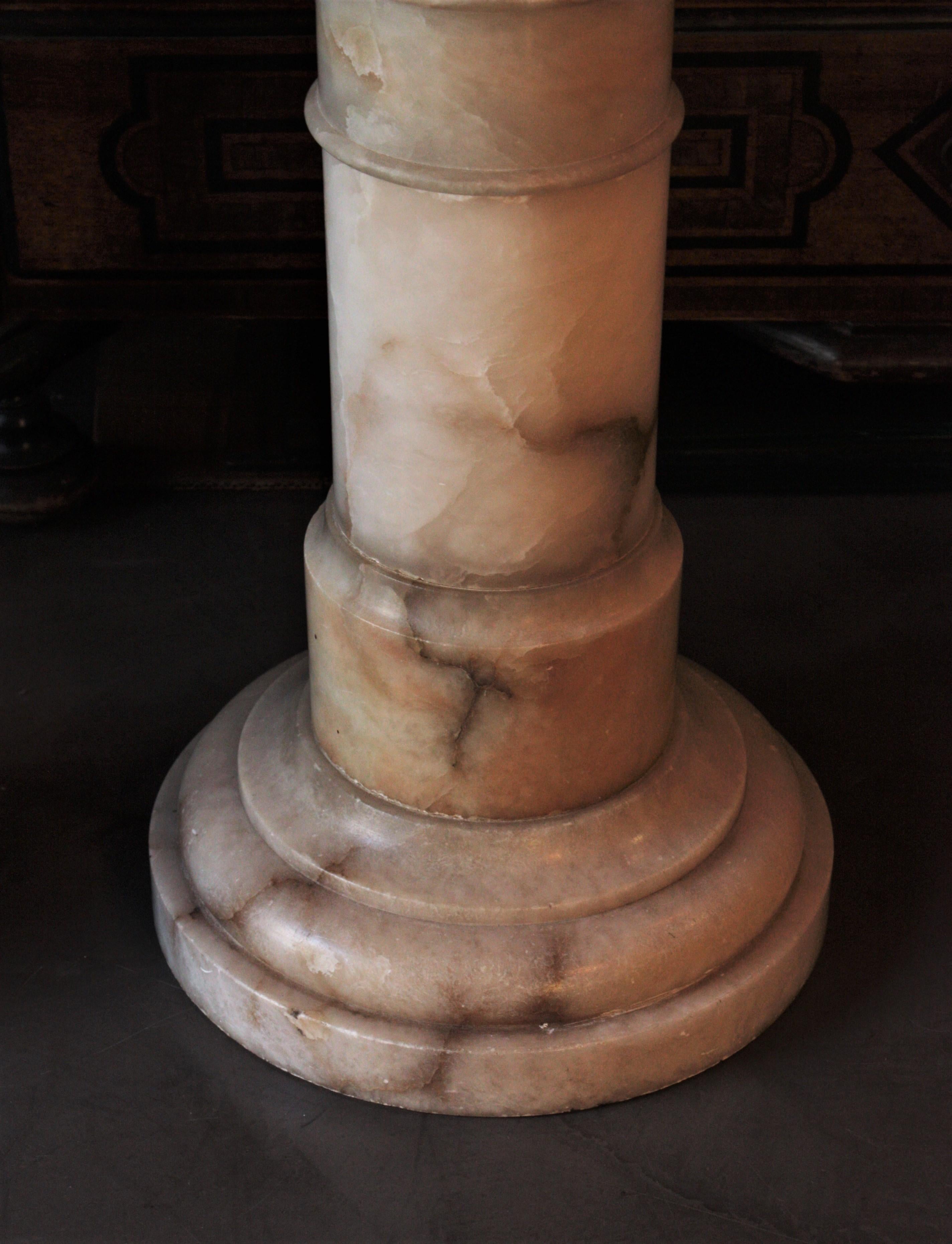 Lampe urne néoclassique en albâtre sur colonne en vente 8
