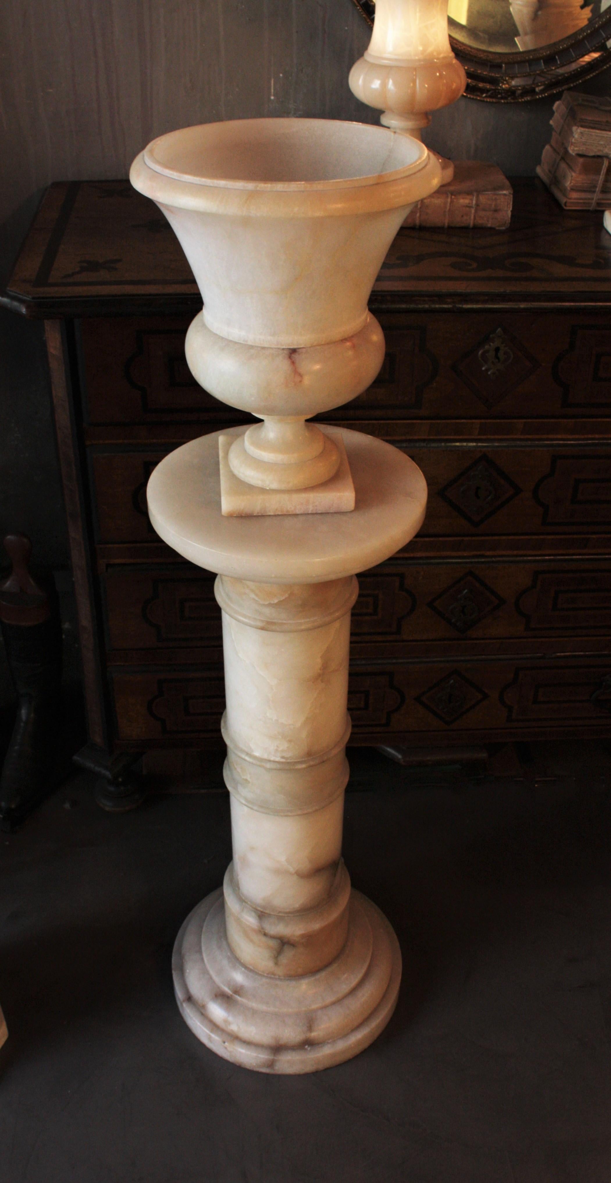 Lampe urne néoclassique en albâtre sur colonne en vente 9