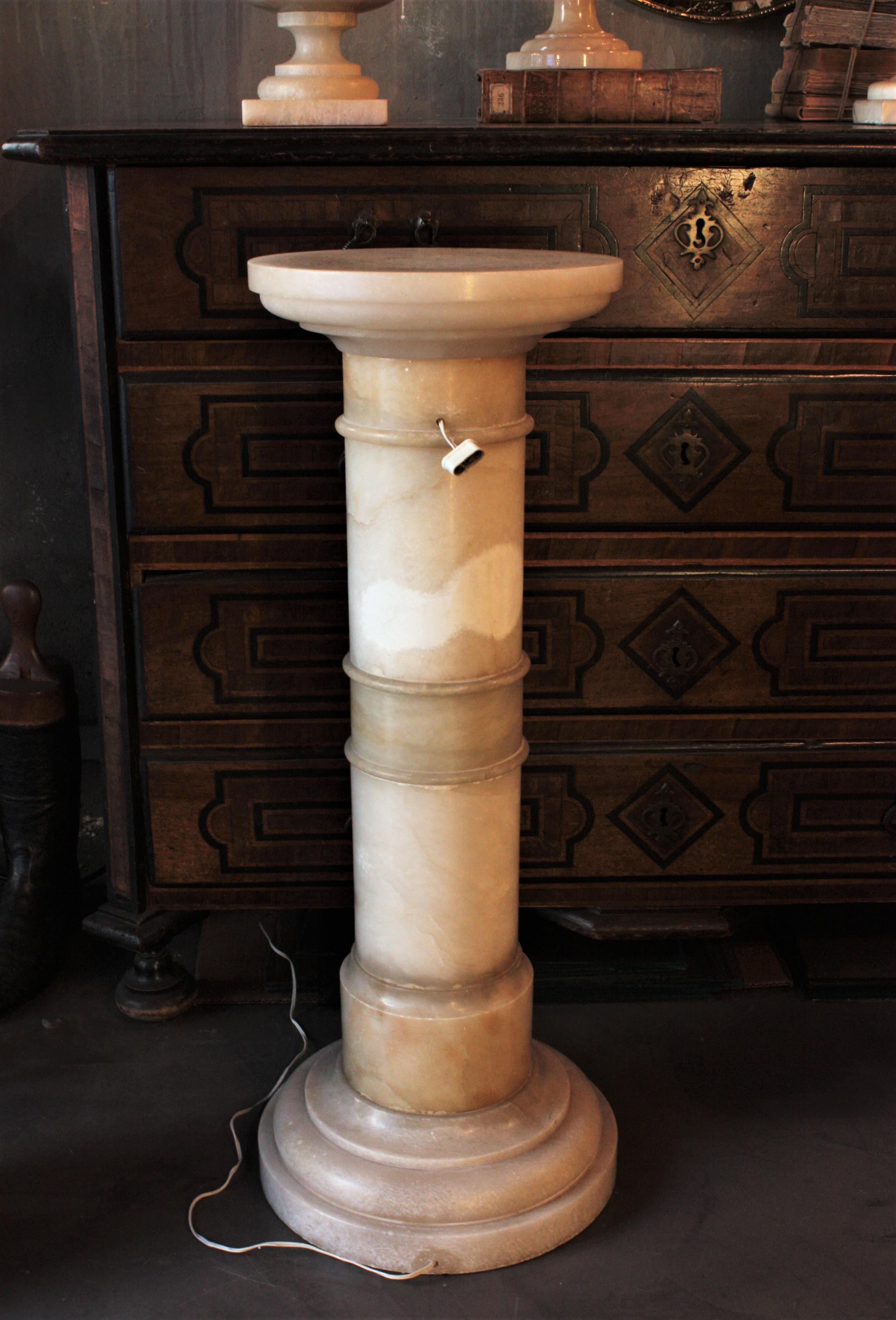 Lampe urne néoclassique en albâtre sur colonne en vente 10
