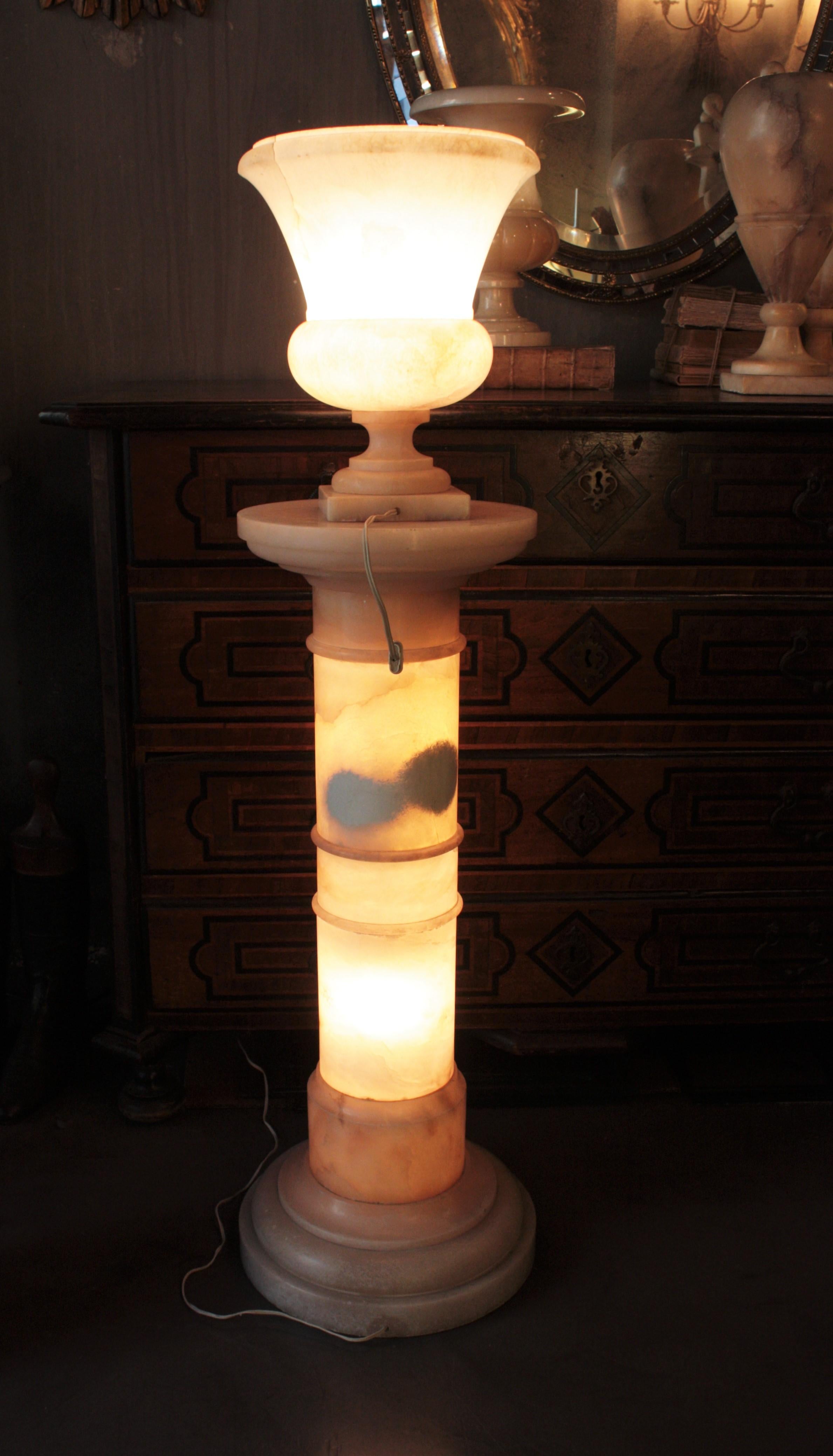 Lampe urne néoclassique en albâtre sur colonne en vente 11