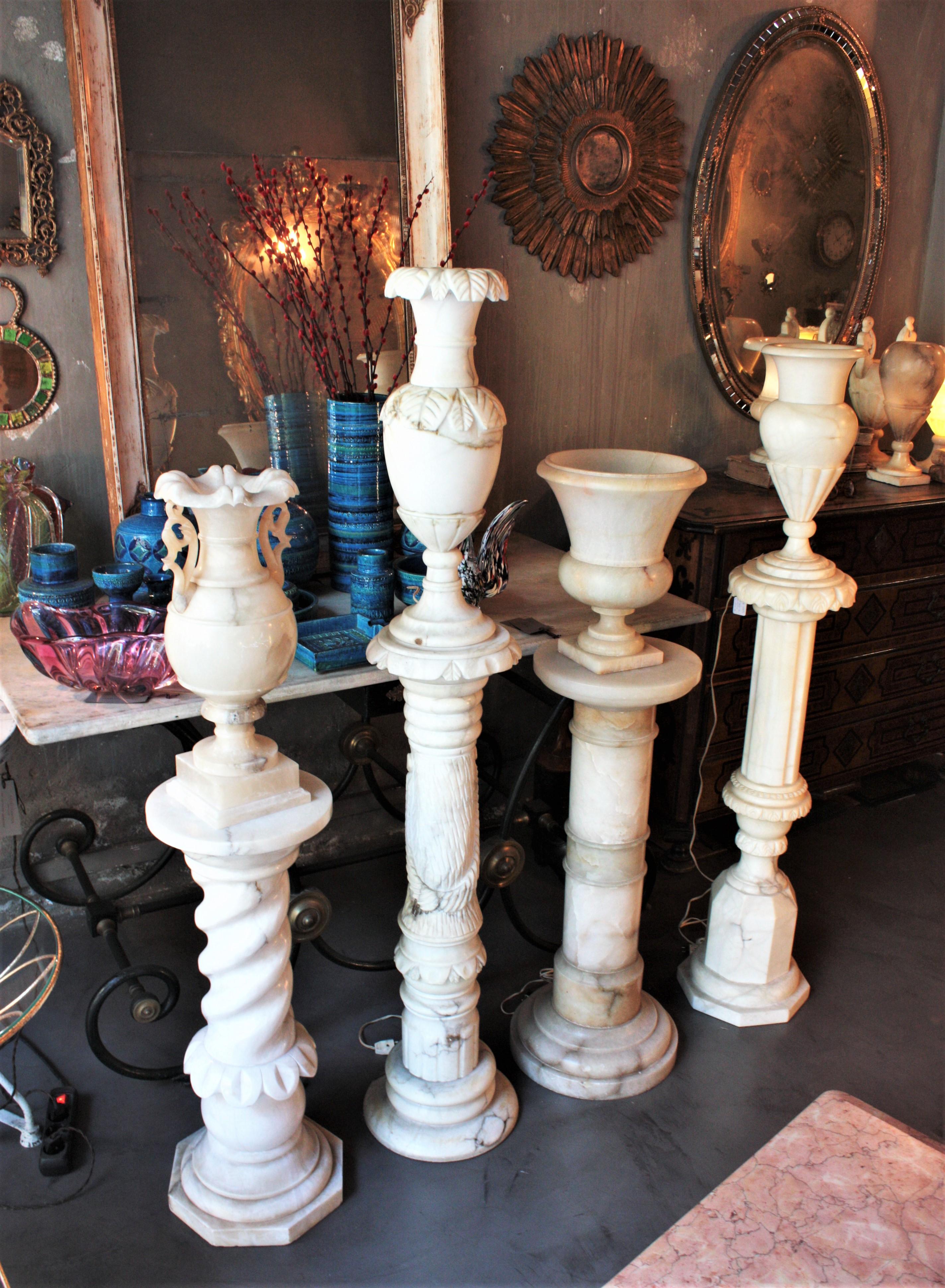 Lampe urne néoclassique en albâtre sur colonne en vente 12