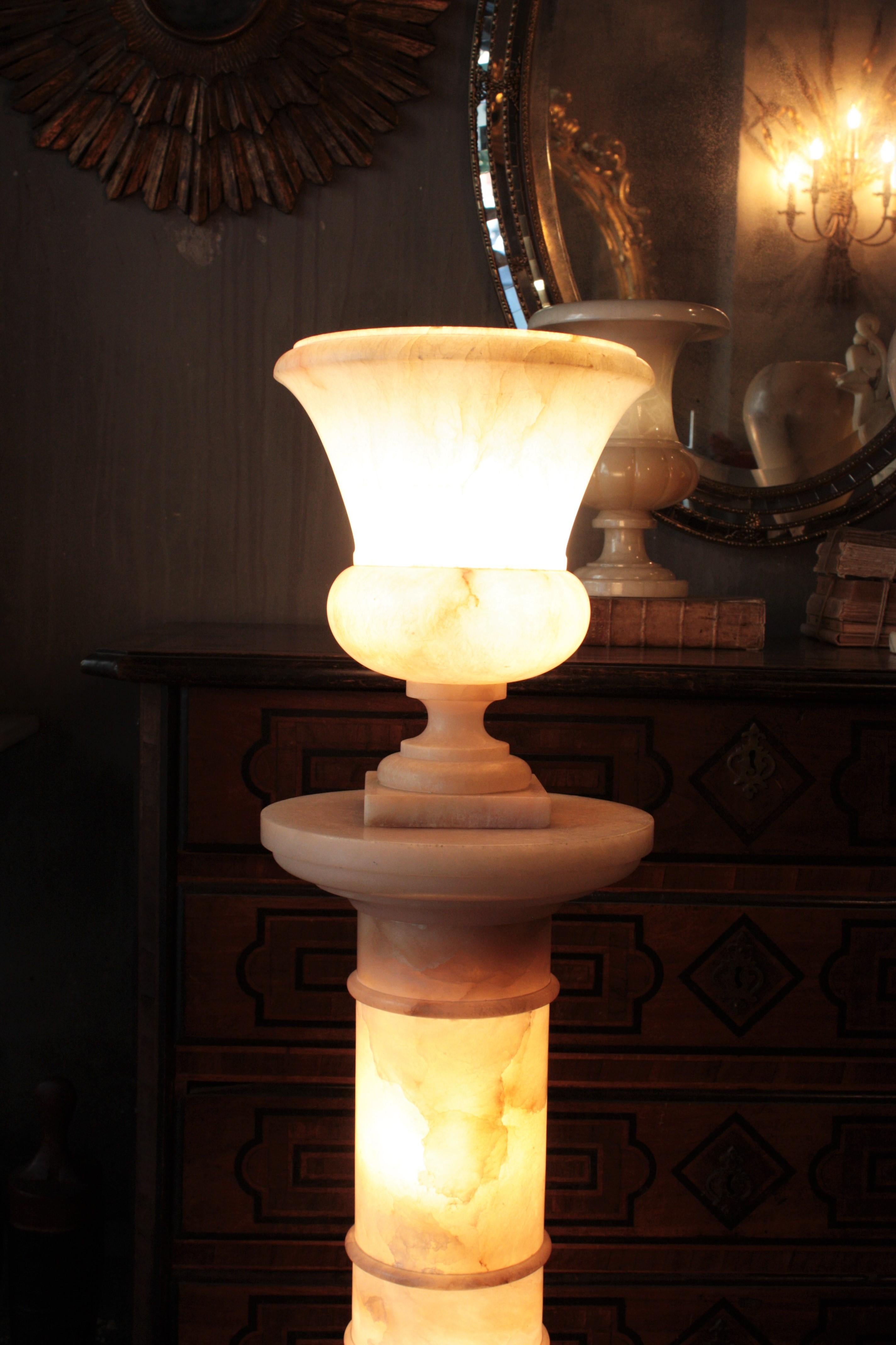 Sculpté Lampe urne néoclassique en albâtre sur colonne en vente