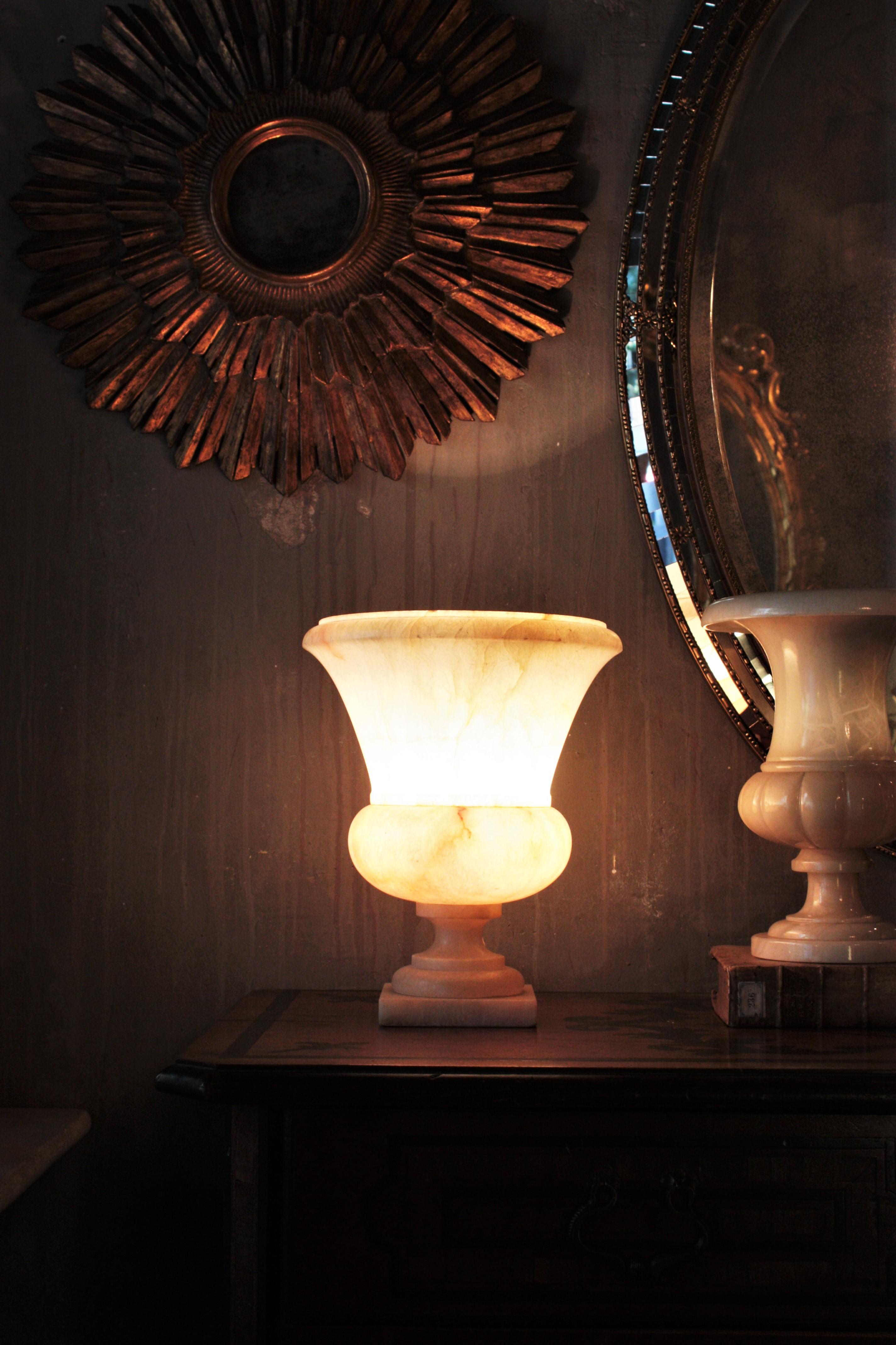 Albâtre Lampe urne néoclassique en albâtre sur colonne en vente