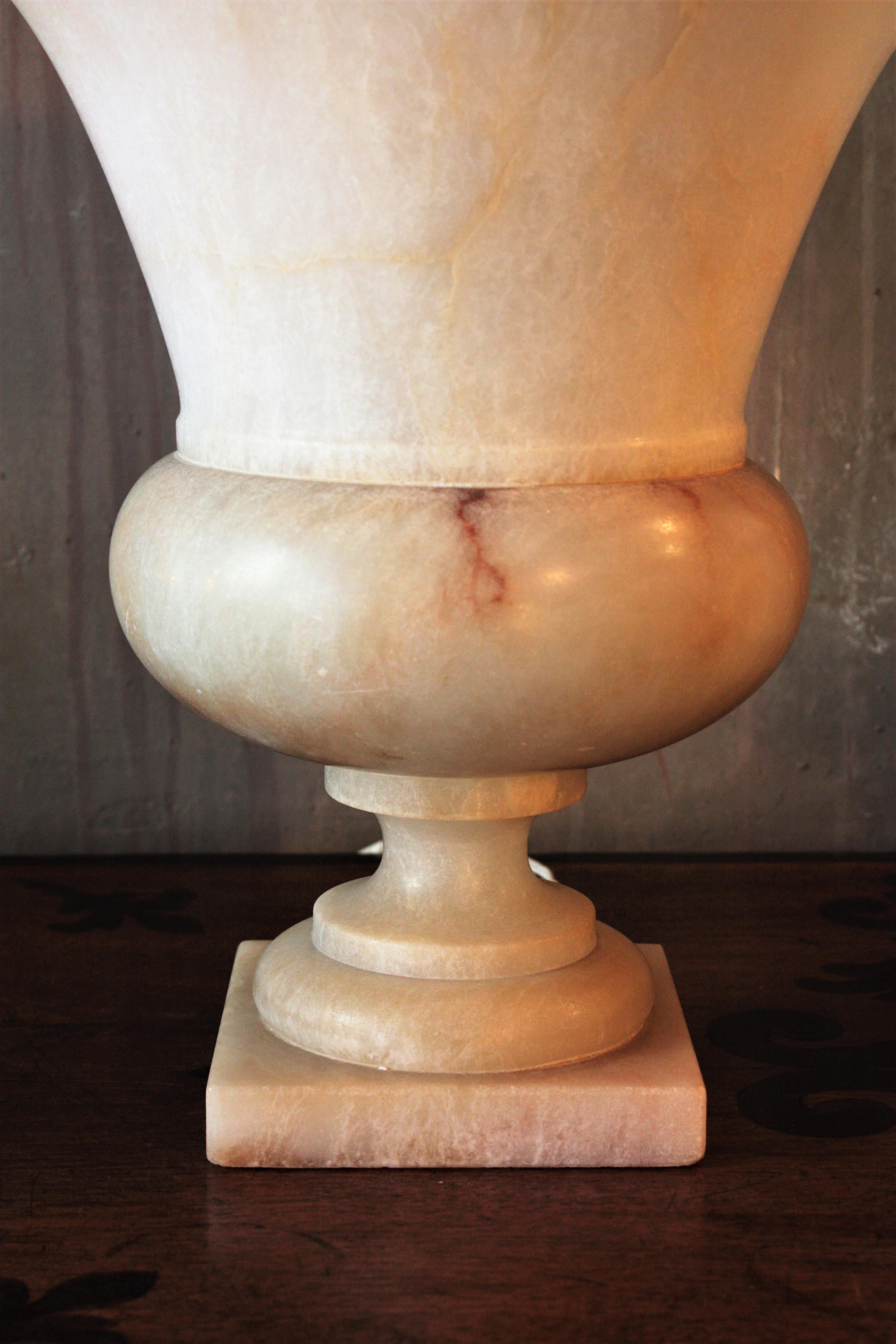 Neoklassizistische Urnenlampe aus Alabaster auf Säule im Angebot 2