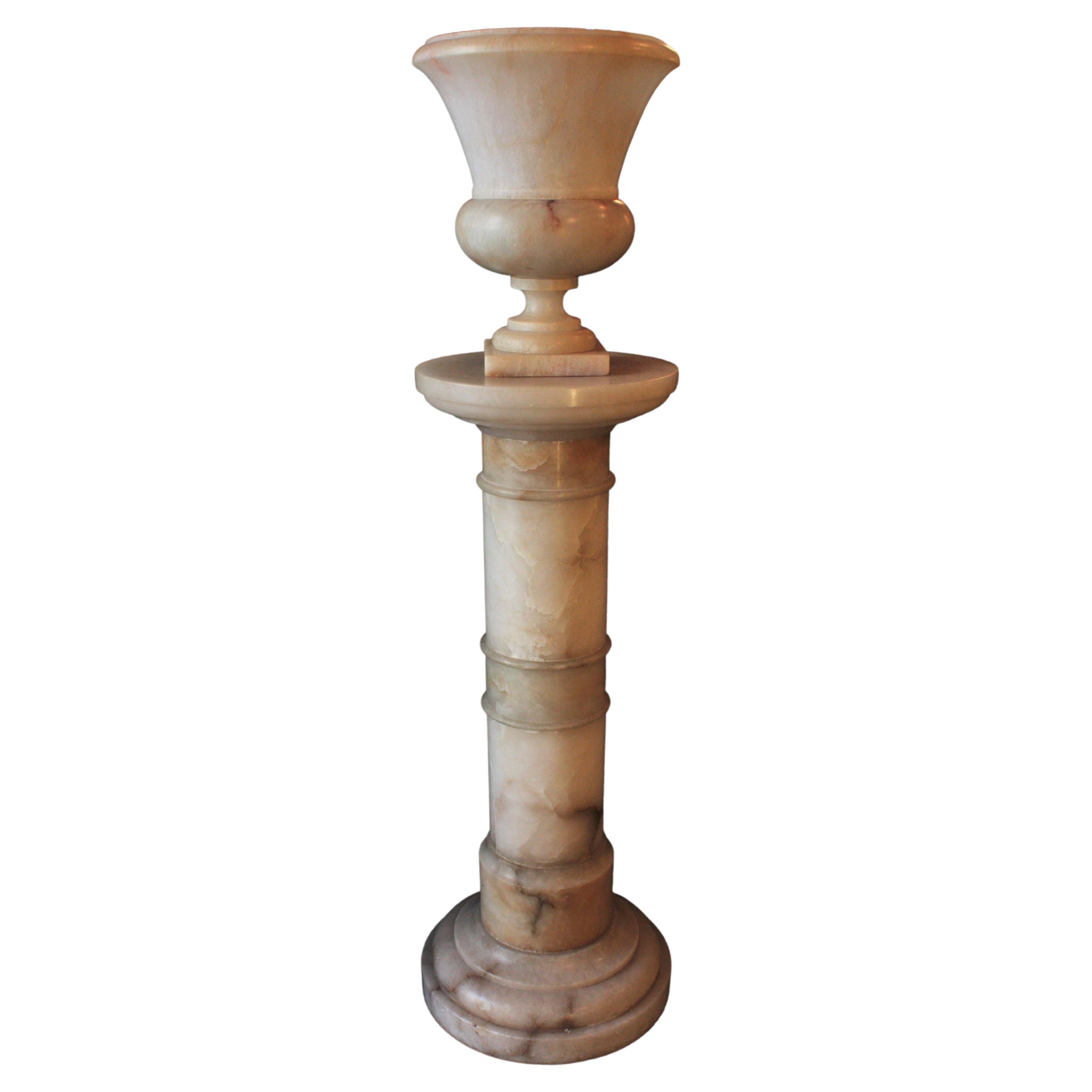Lampe urne néoclassique en albâtre sur colonne en vente