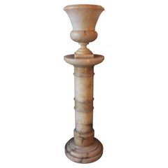 Lampe urne néoclassique en albâtre sur colonne