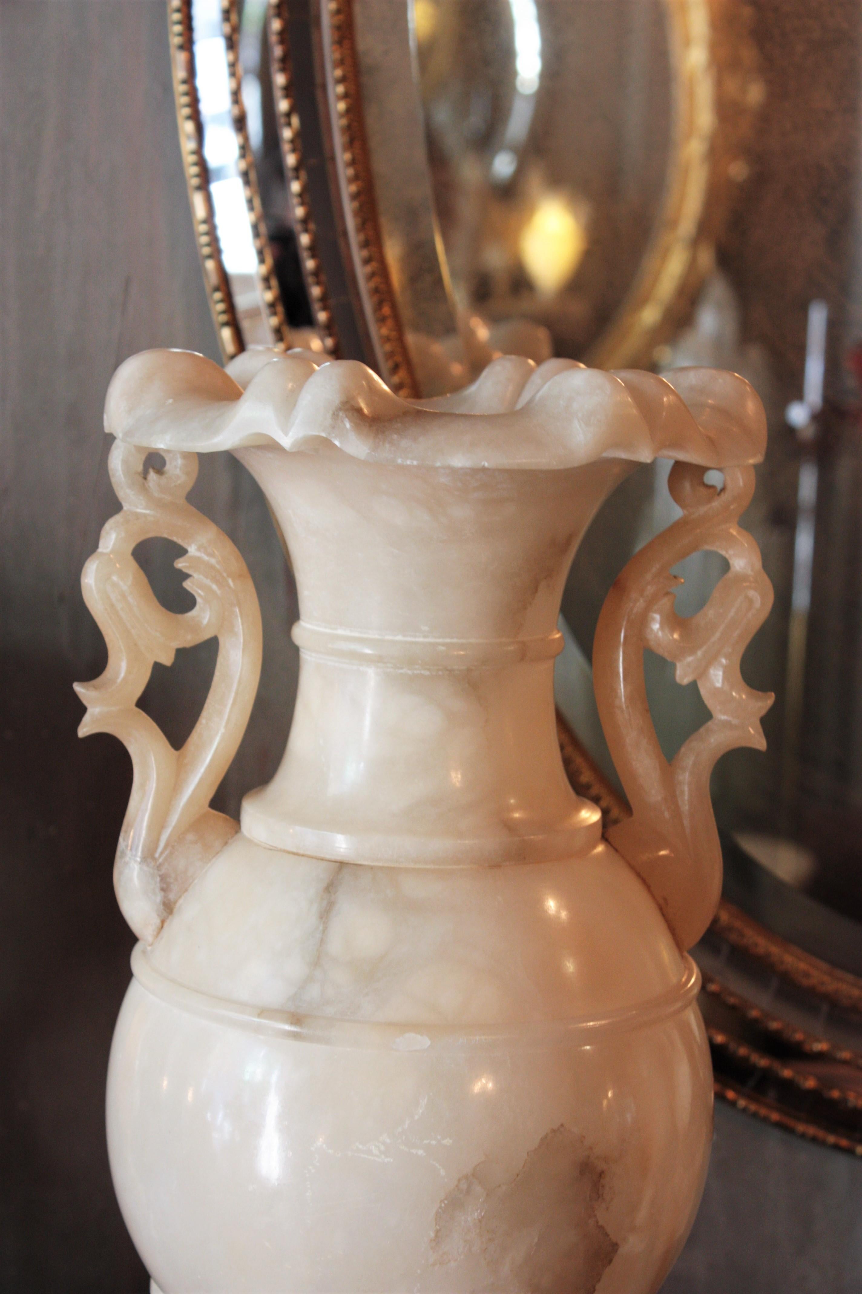 20ième siècle Lampe urne néoclassique en albâtre sur colonne de piédestal Solomonique en vente