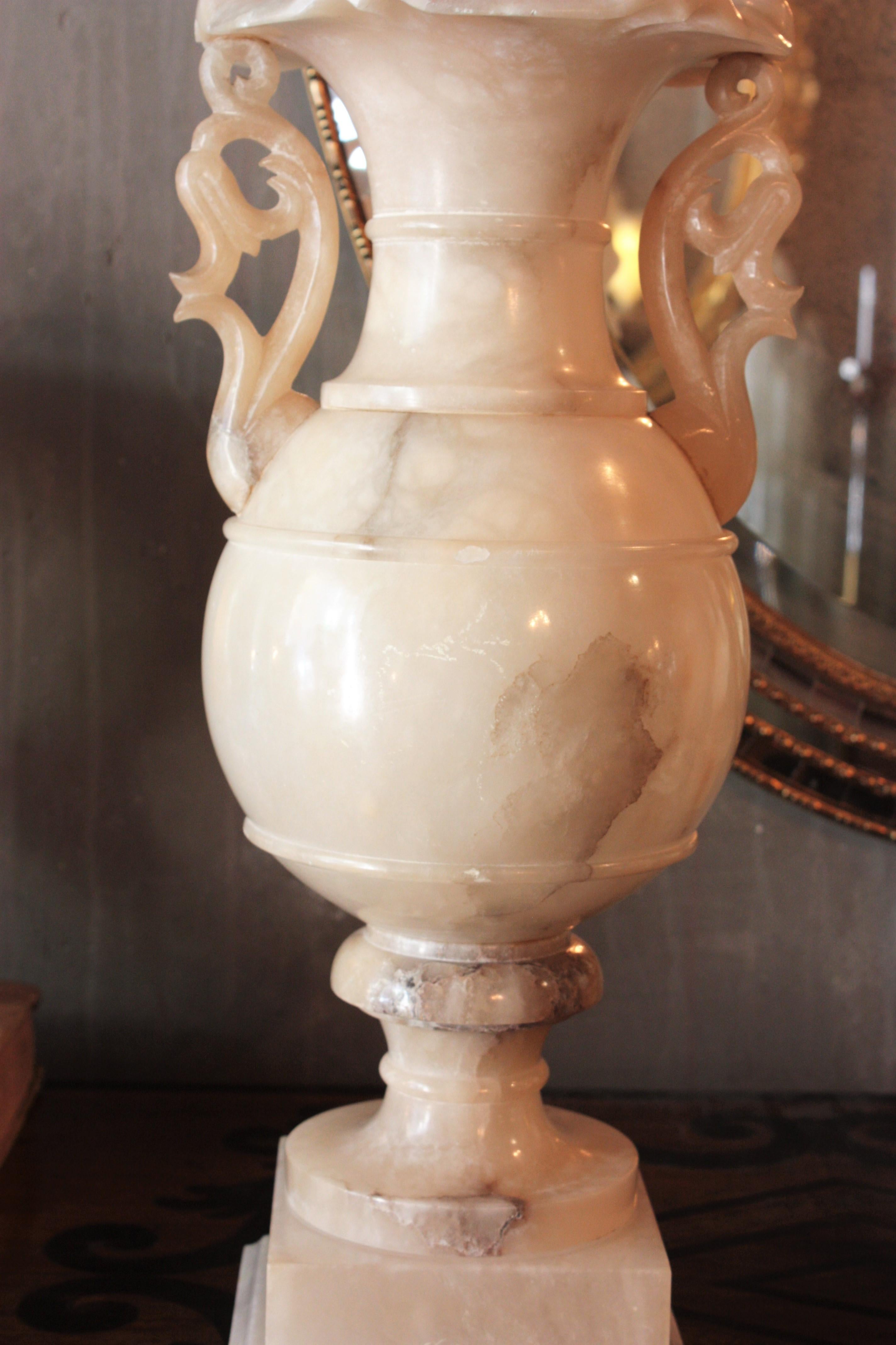 Albâtre Lampe urne néoclassique en albâtre sur colonne de piédestal Solomonique en vente