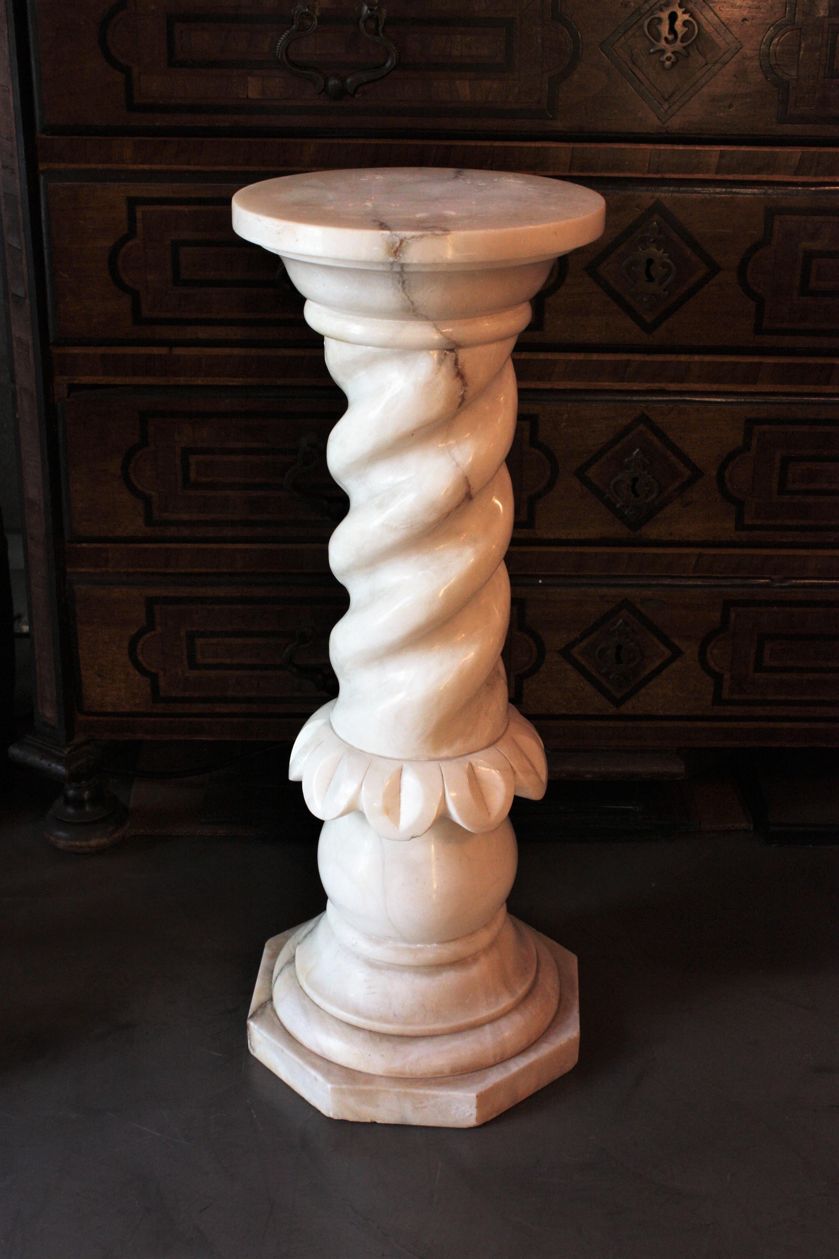 Lampe urne néoclassique en albâtre sur colonne de piédestal Solomonique en vente 2