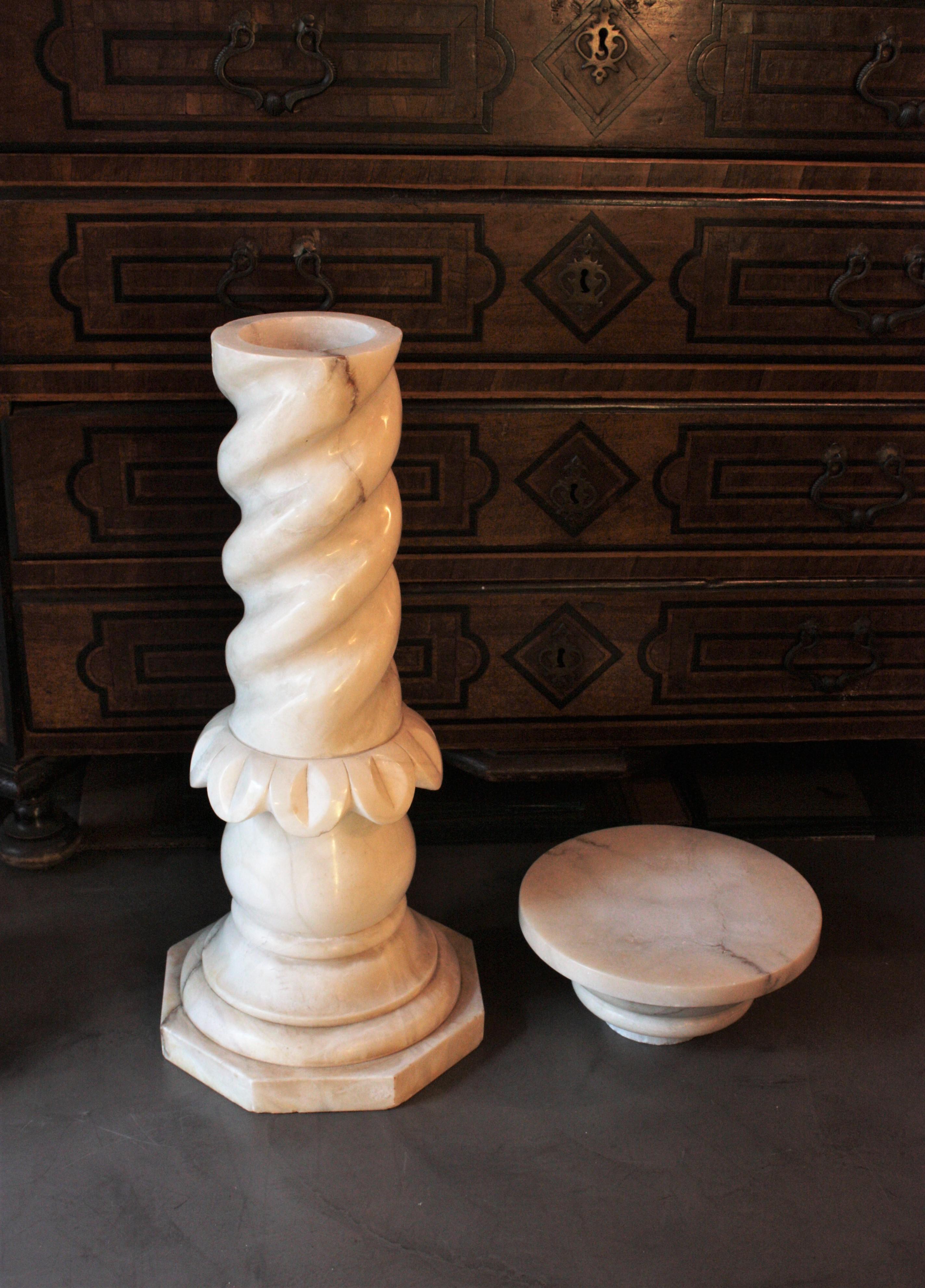 Lampe urne néoclassique en albâtre sur colonne de piédestal Solomonique en vente 7