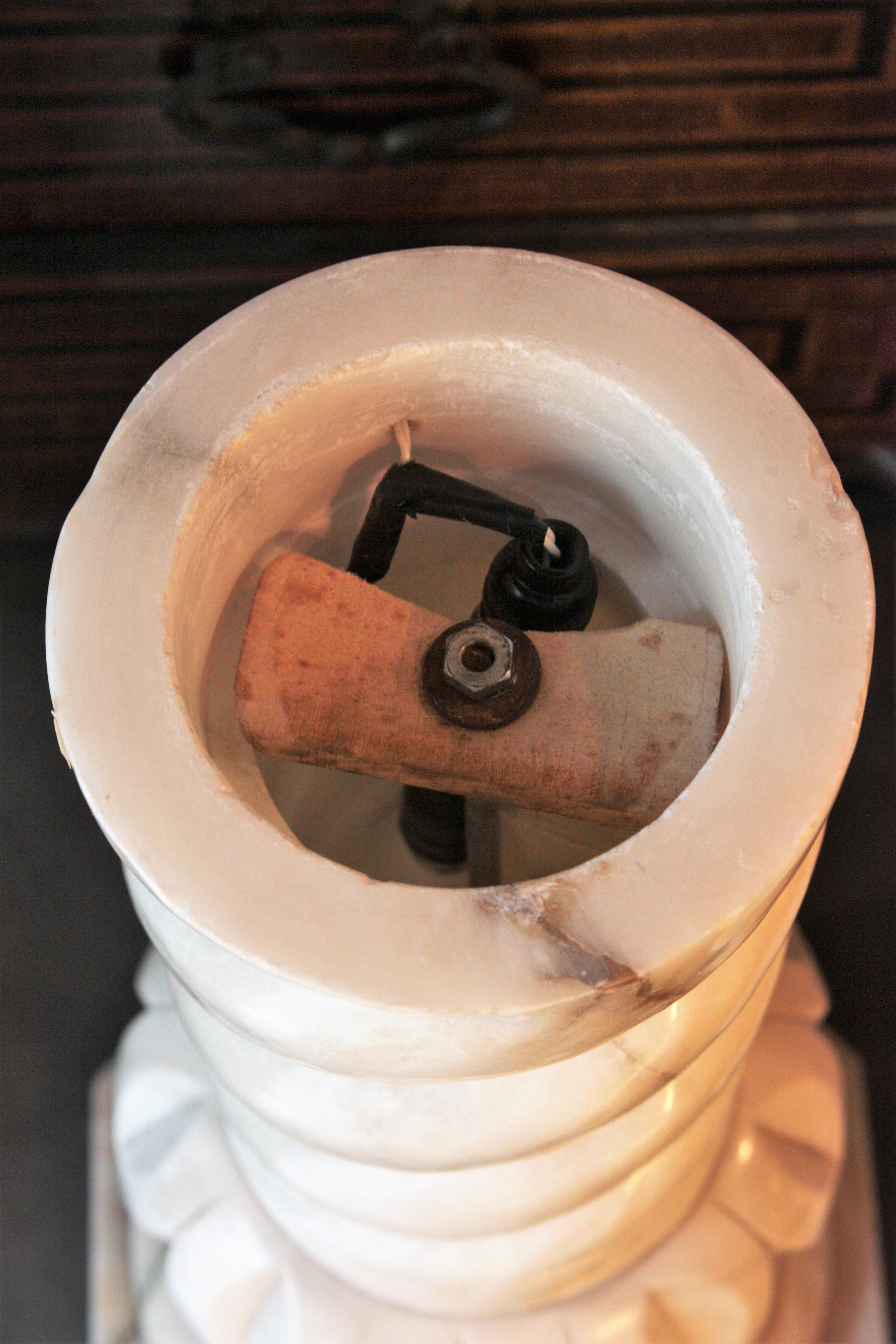 Lampe urne néoclassique en albâtre sur colonne de piédestal Solomonique en vente 8