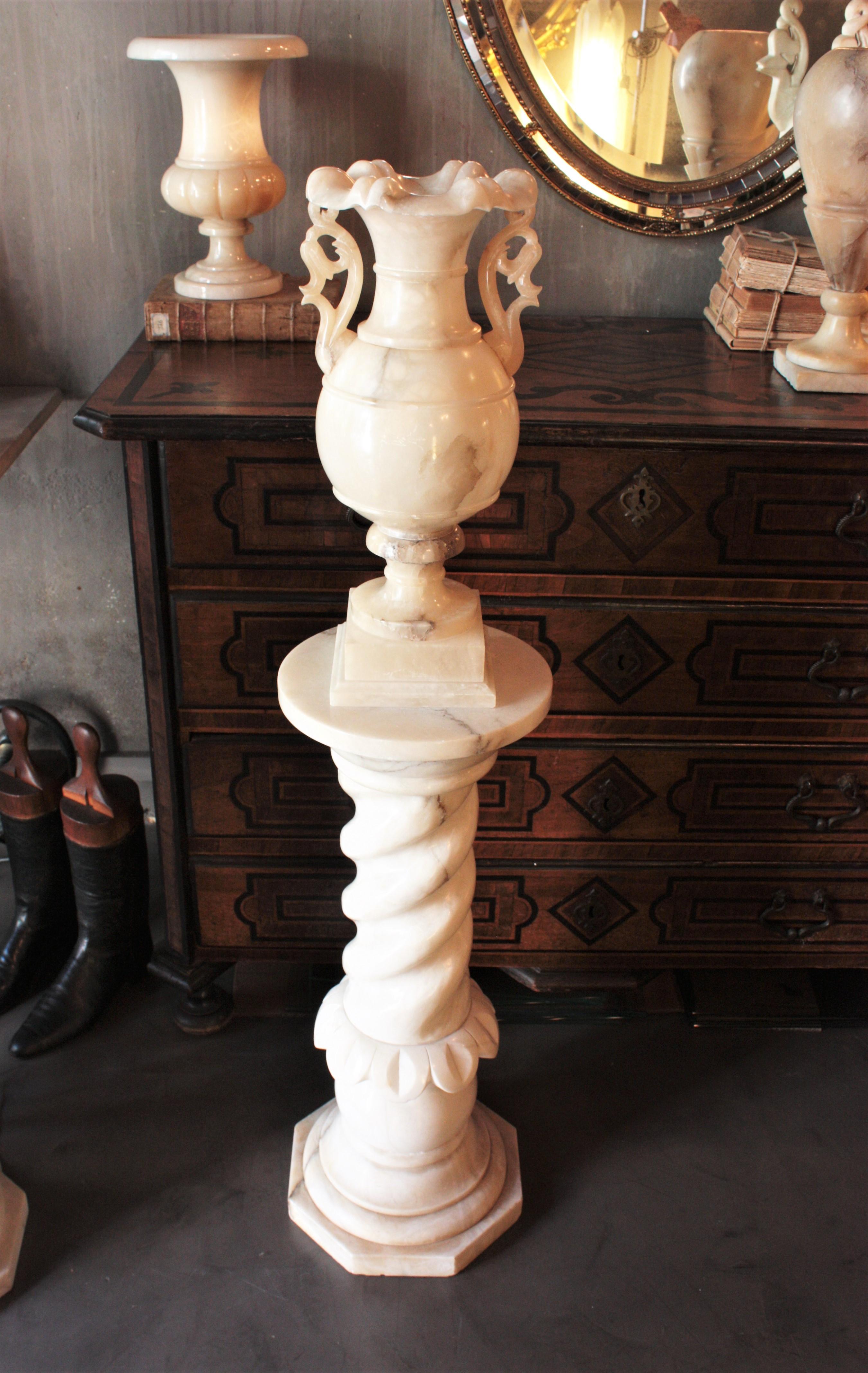 Néo-classique Lampe urne néoclassique en albâtre sur colonne de piédestal Solomonique en vente