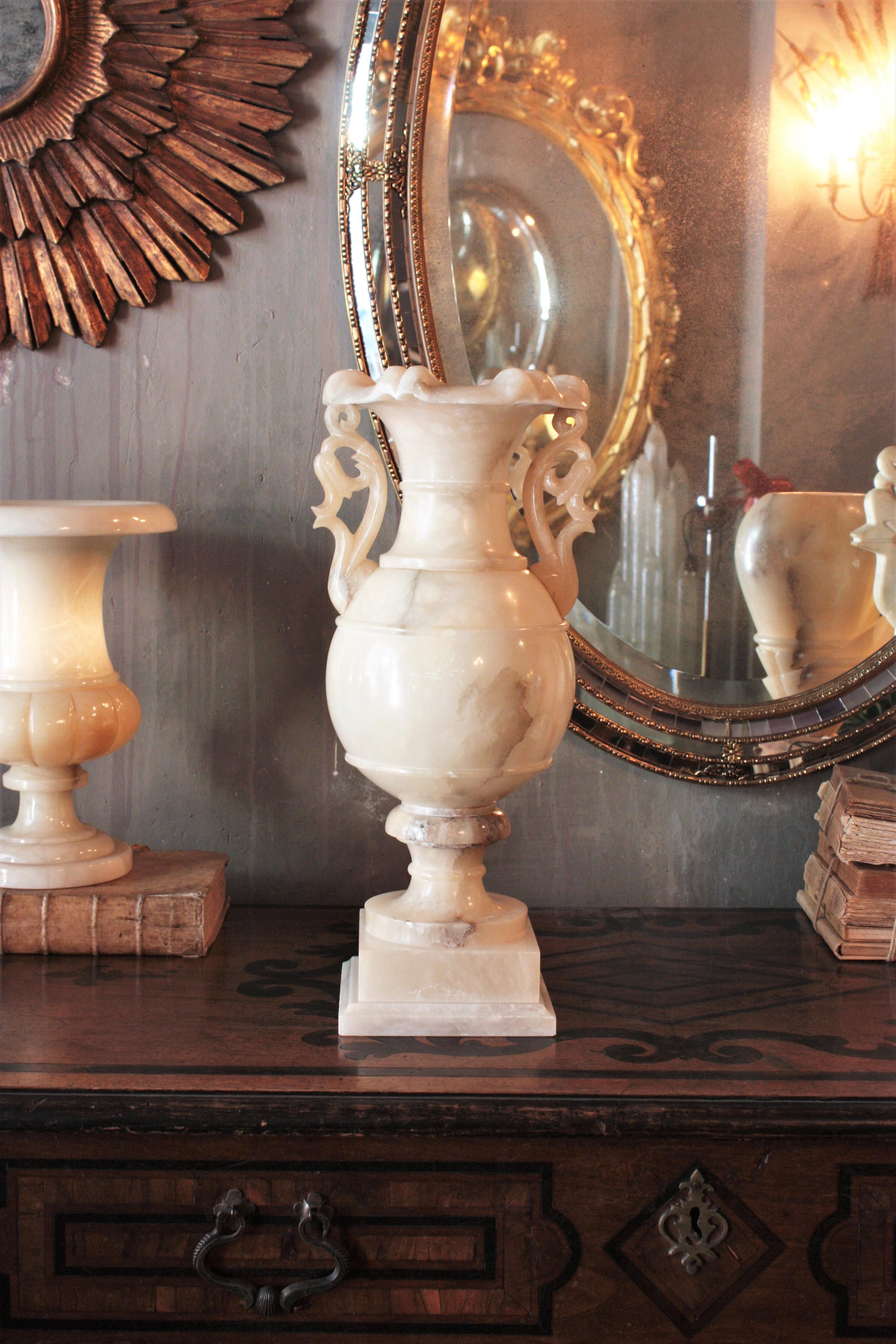 Neoclassical Alabaster Urn Lamp on Solomonic Pedestal Column For Sale 1