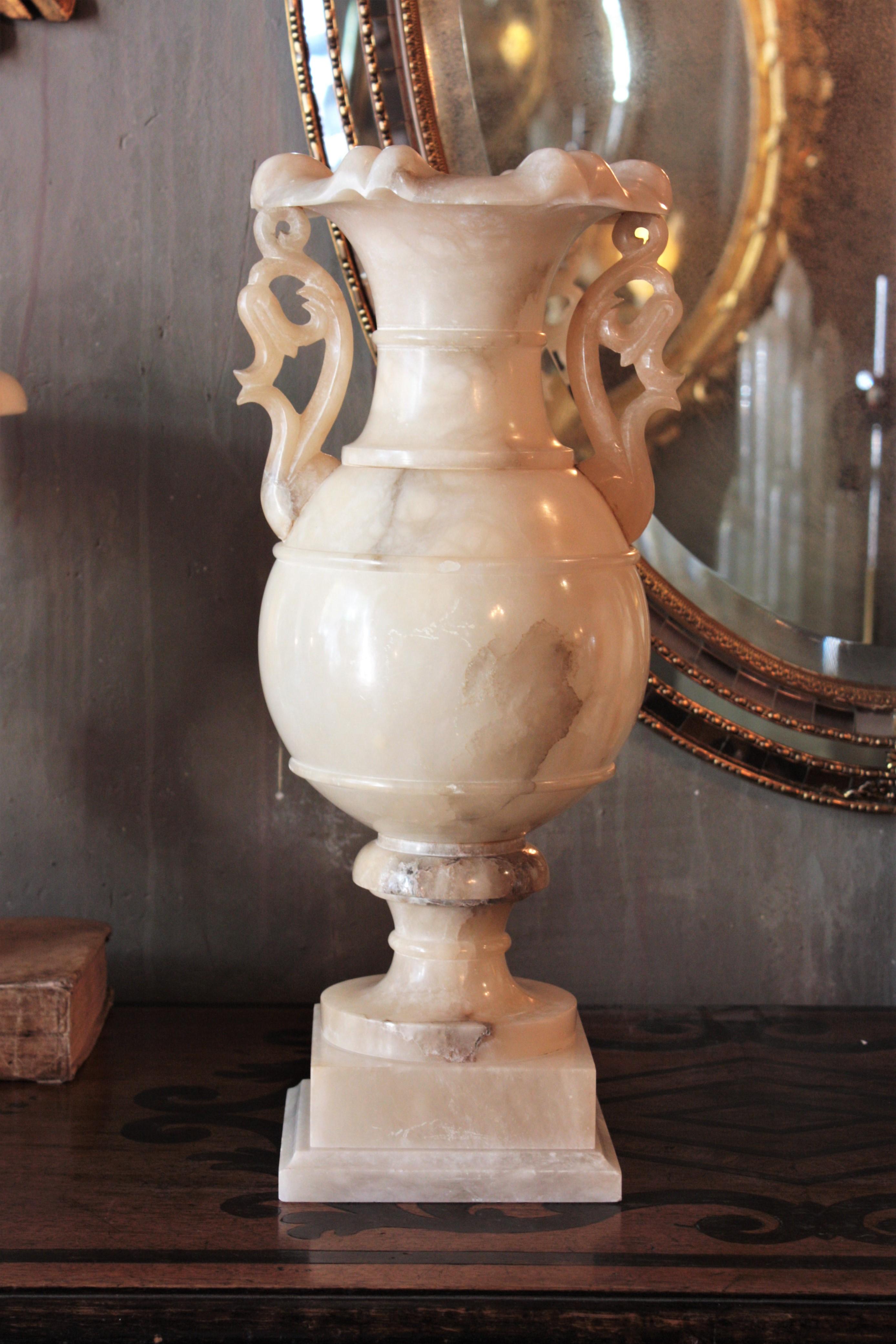 Lampe urne néoclassique en albâtre sur colonne de piédestal Solomonique Bon état - En vente à Barcelona, ES