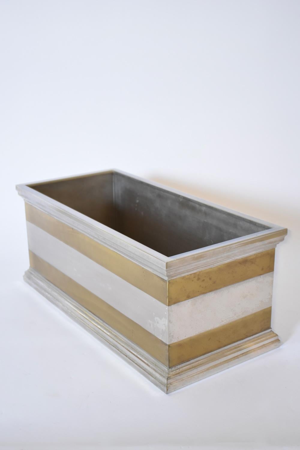 Jardinière rectangulaire néoclassique en aluminium et laiton. France, années 1970.