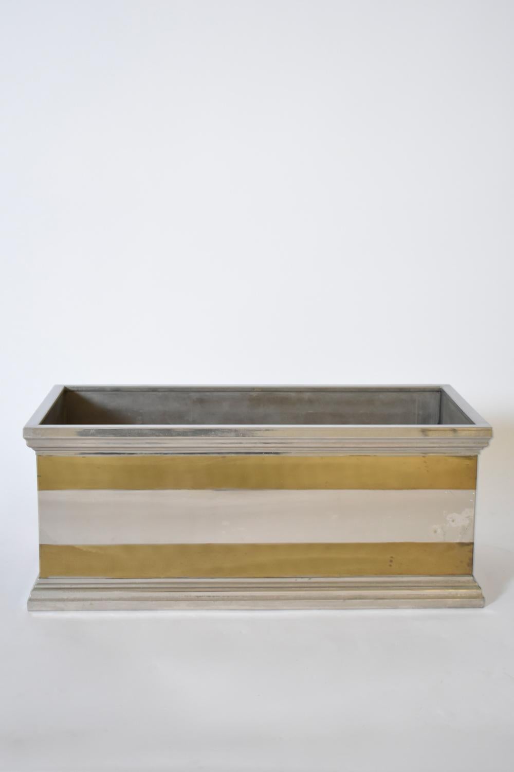 Français Jardinière rectangulaire néoclassique en aluminium et laiton, 1970 en vente