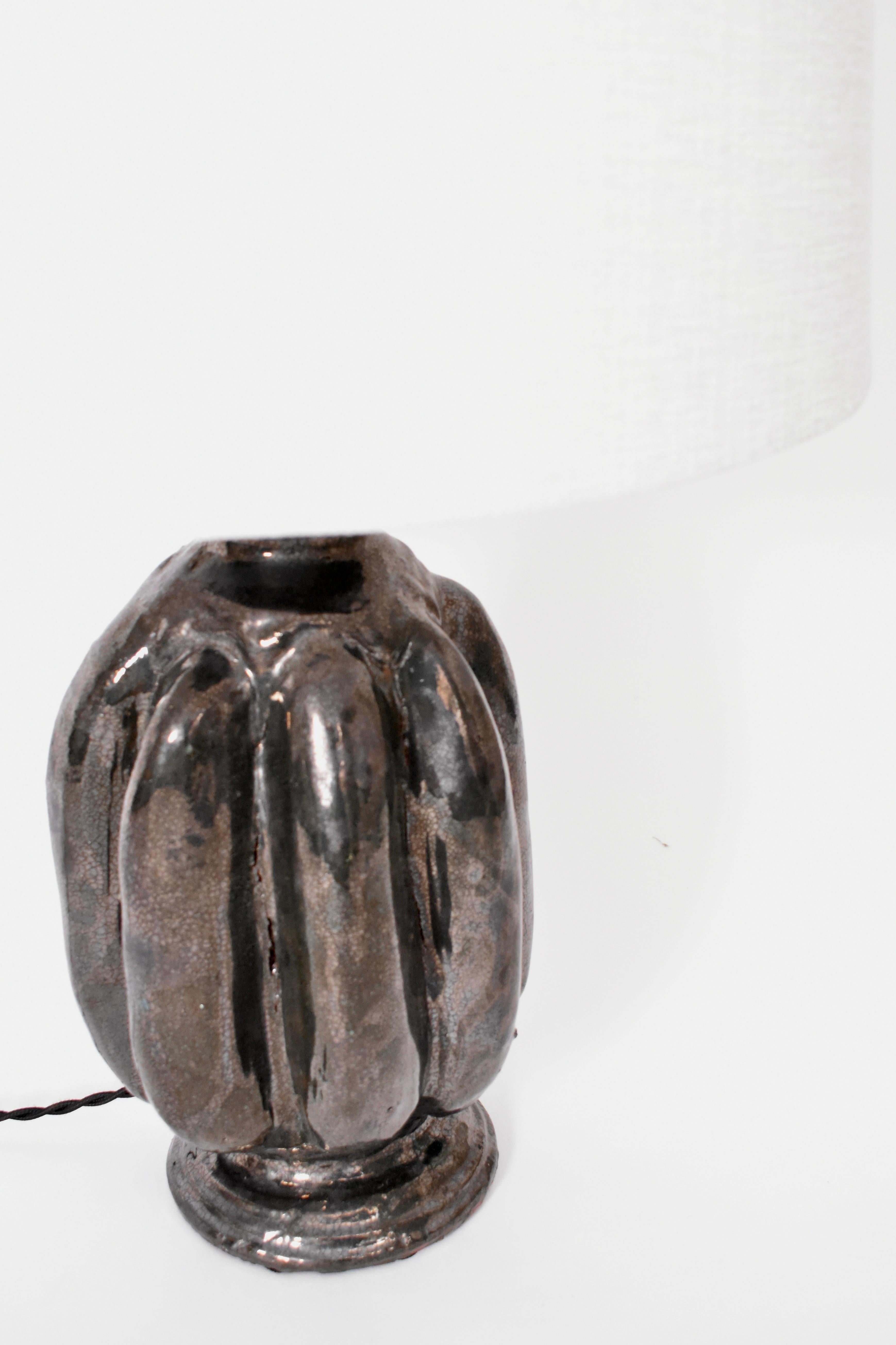 Neoclassical anthracite ceramic lamp made of a fluted body resting on a pedestal, by Helder. Portugal, 2024.