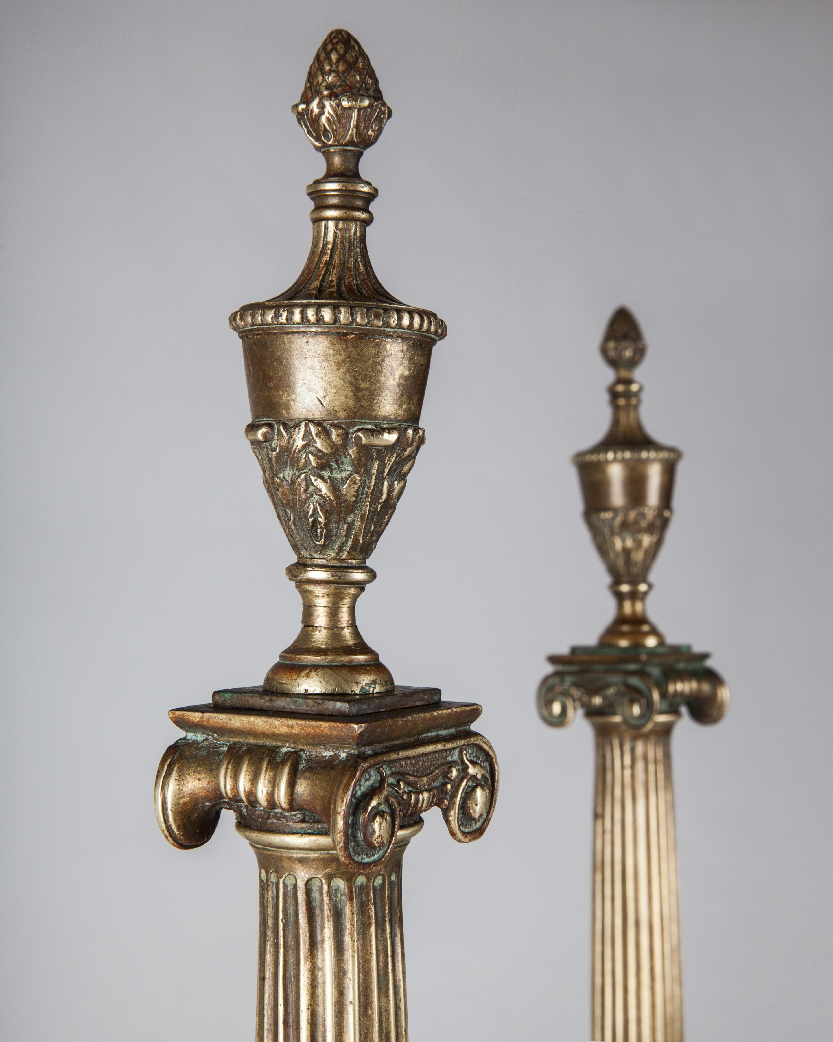 Antike neoklassizistische Feuerböcke aus Messingguss mit spitz zulaufenden, geriffelten Säulen, um 1900 (Frühes 20. Jahrhundert) im Angebot