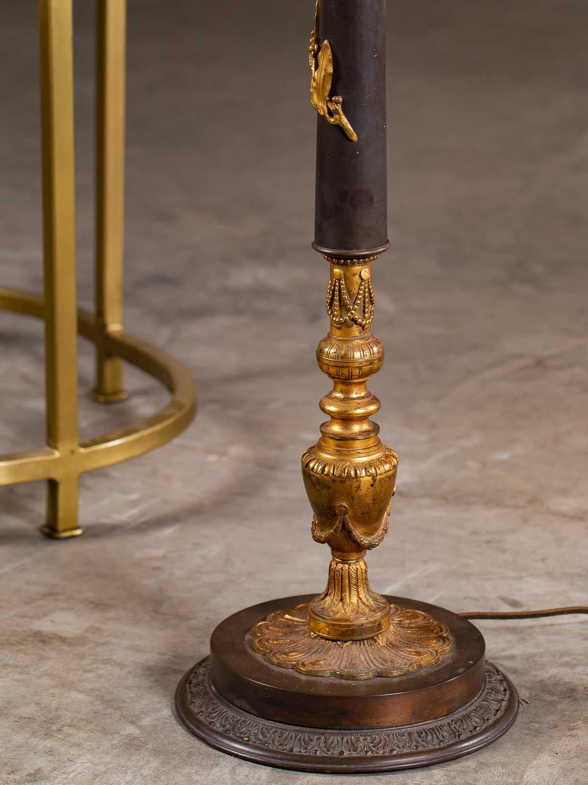 Neoclassical Antique French Bronze Gilt Bronze Floor Lamp, circa 1900 (Frühes 20. Jahrhundert) im Angebot