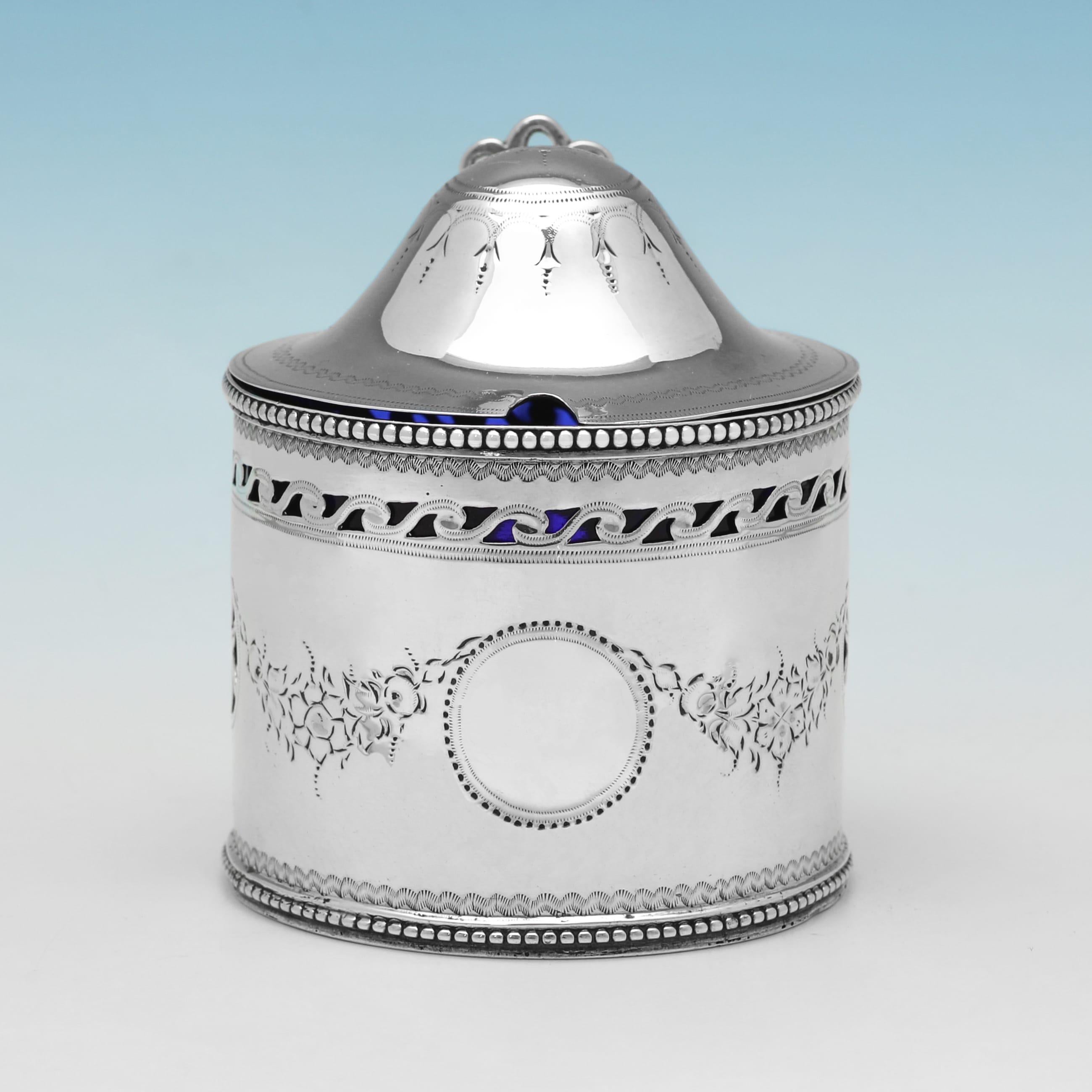 Diese attraktive Senfkanne aus antikem Sterlingsilber aus der Zeit Georgs III. wurde 1788 in London von Frances Purton gepunzt und weist gravierte und durchbrochene Verzierungen auf dem Körper und dem Deckel sowie eine blaue Glaseinlage auf. 

Der