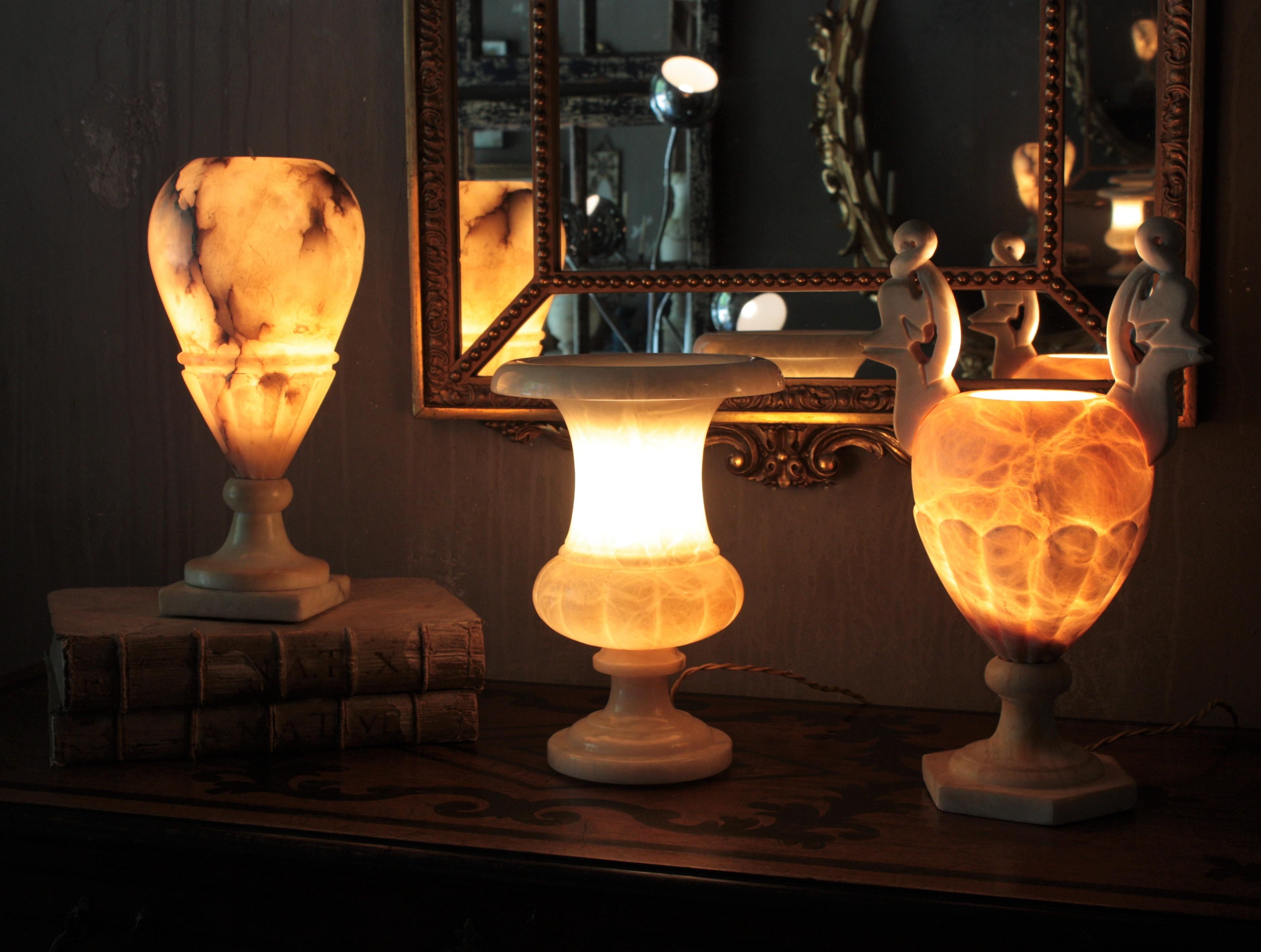 Neoklassizistische Art-Déco-Urnenlampe aus Alabaster (Art déco) im Angebot