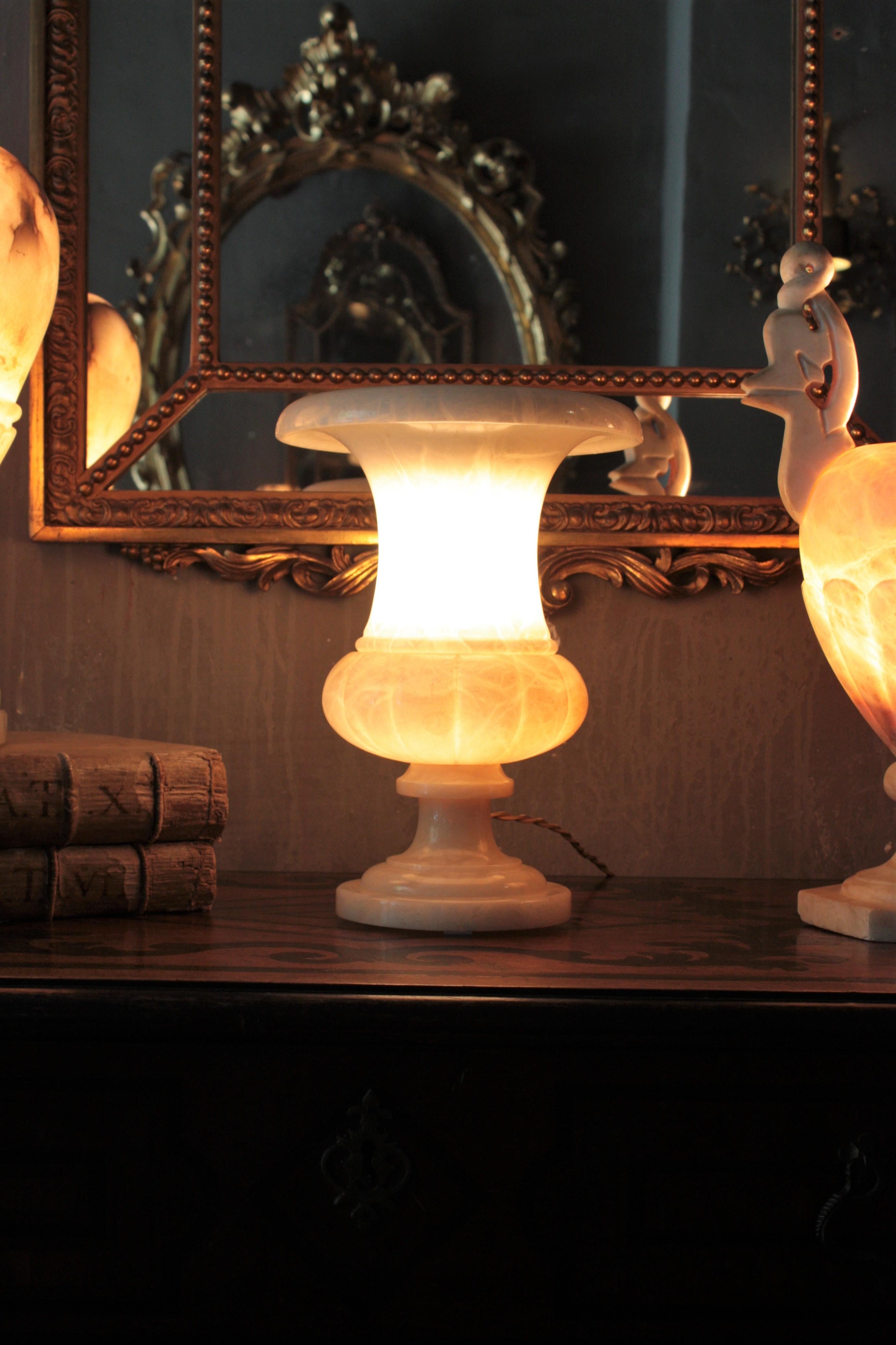 Neoklassizistische Art-Déco-Urnenlampe aus Alabaster im Zustand „Gut“ im Angebot in Barcelona, ES