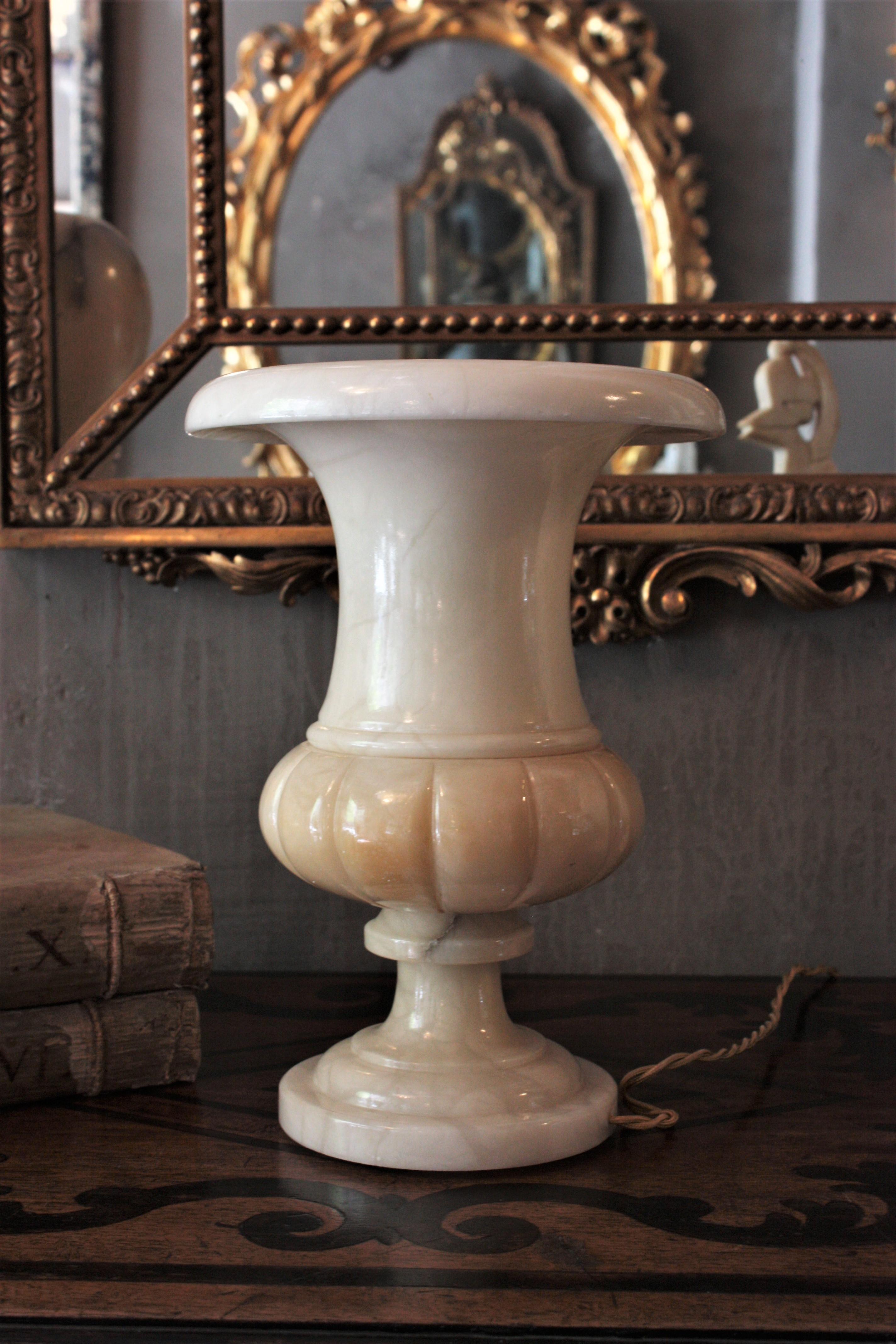 Neoclassical Art Deco Alabaster Urn Lamp In Good Condition For Sale In Barcelona, ES