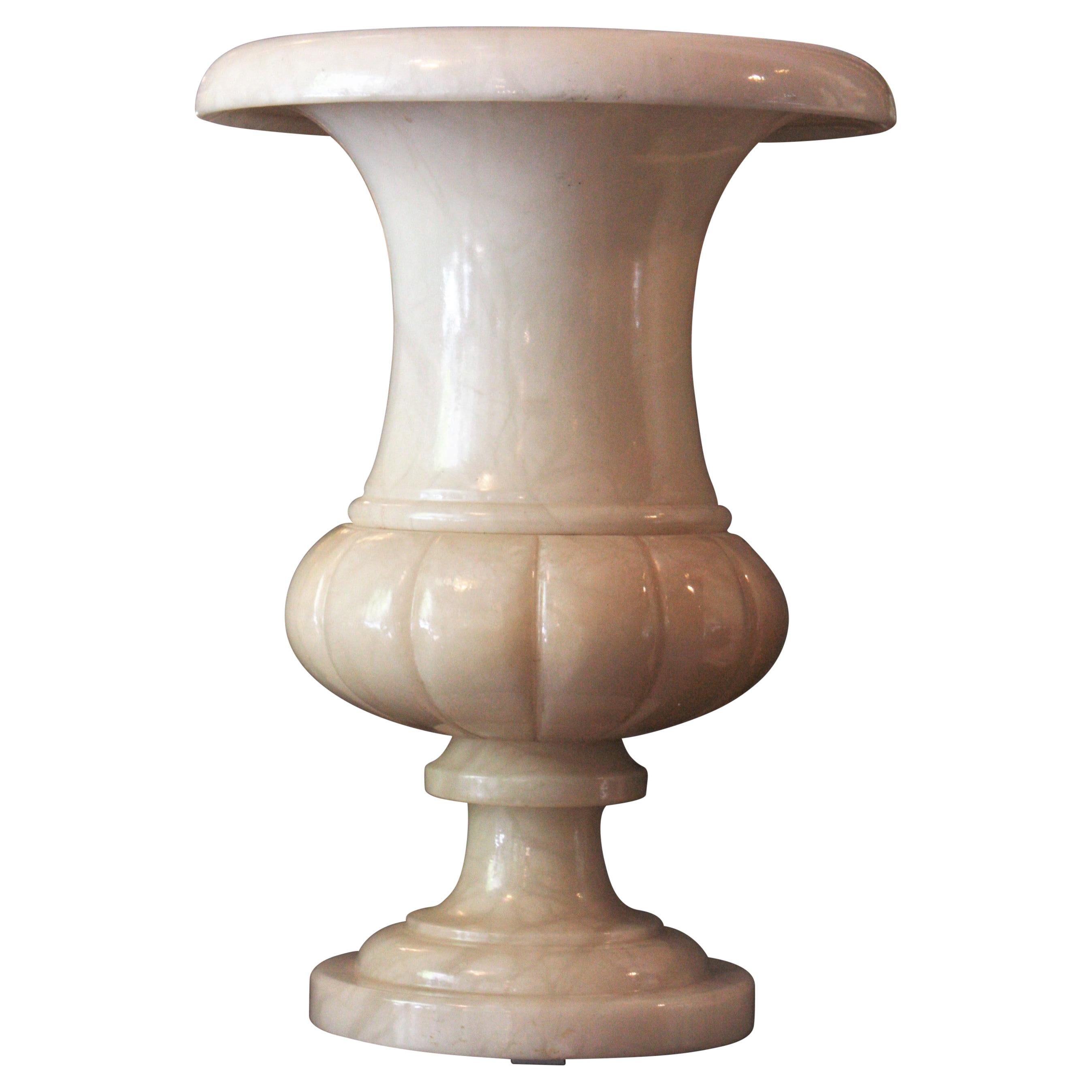 Elegant alabaster urn table lamp with neoclassical design. Spain, 1940-1950s
This turned alabaster urn lamp with classical design has carved details on the bottom part. It has a nice color and patina providing a charming light when lit.
This