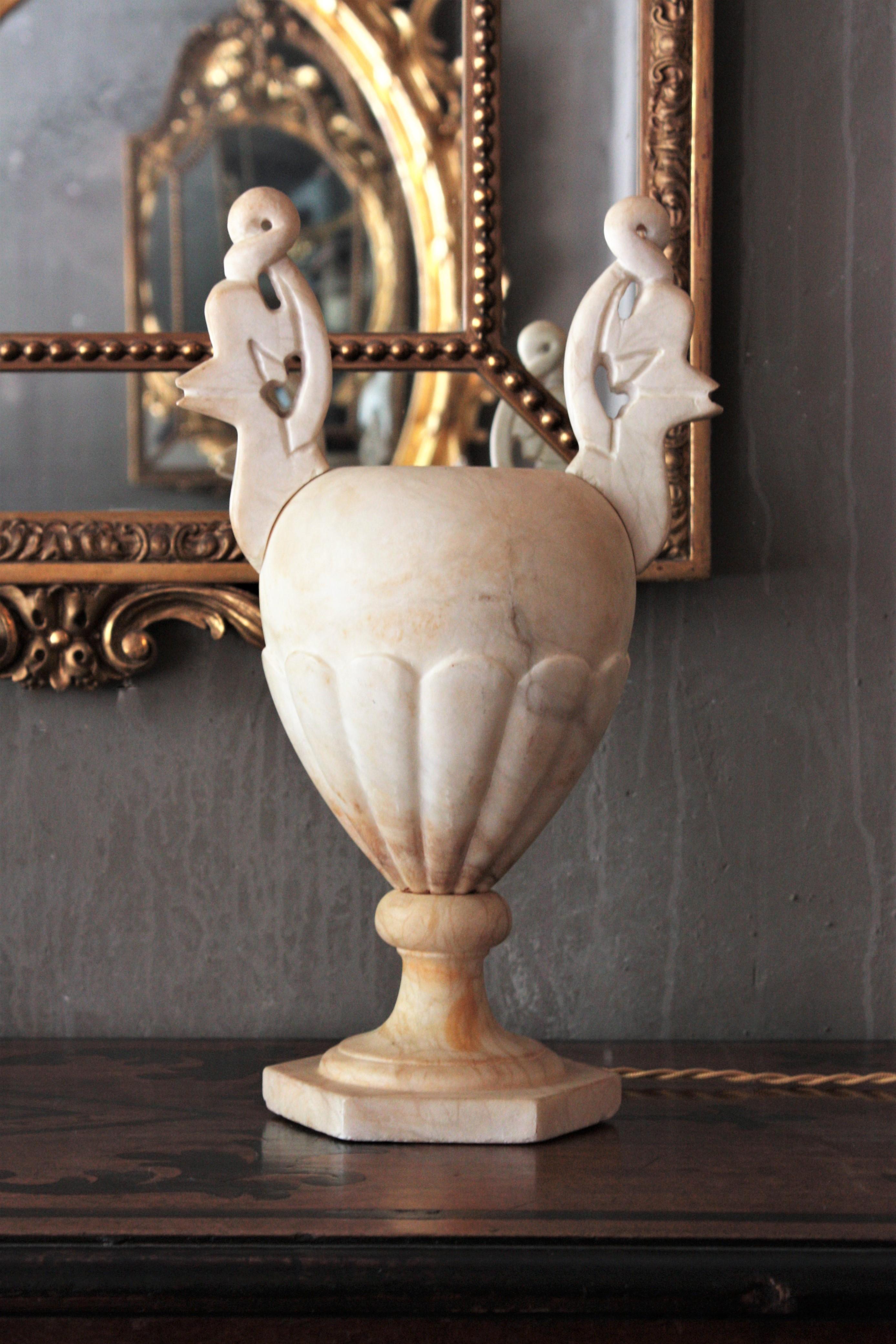 Neoklassische Art-Déco-Urnenlampe aus Alabaster mit Griffen im Angebot 3