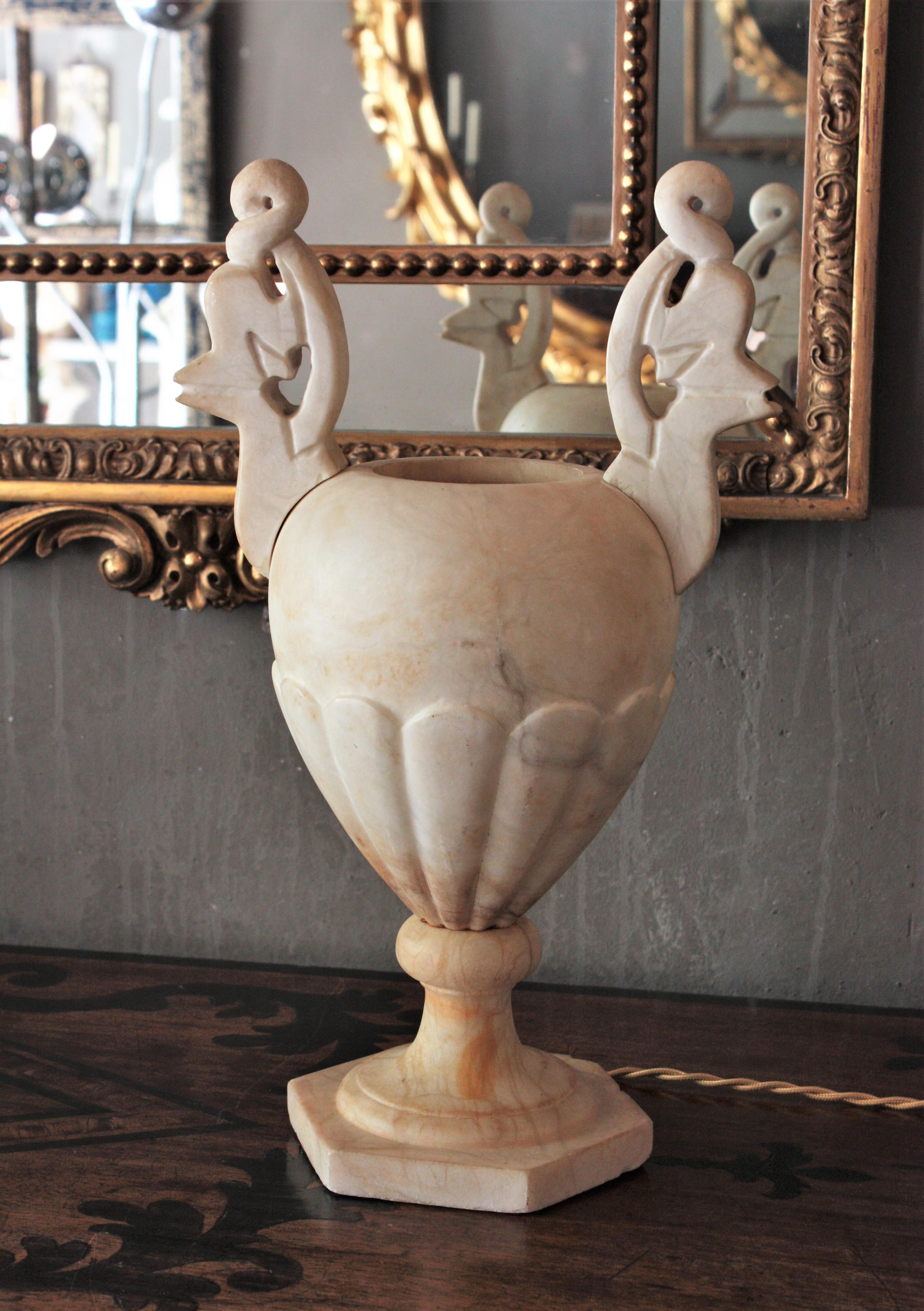 Neoklassische Art-Déco-Urnenlampe aus Alabaster mit Griffen im Angebot 4