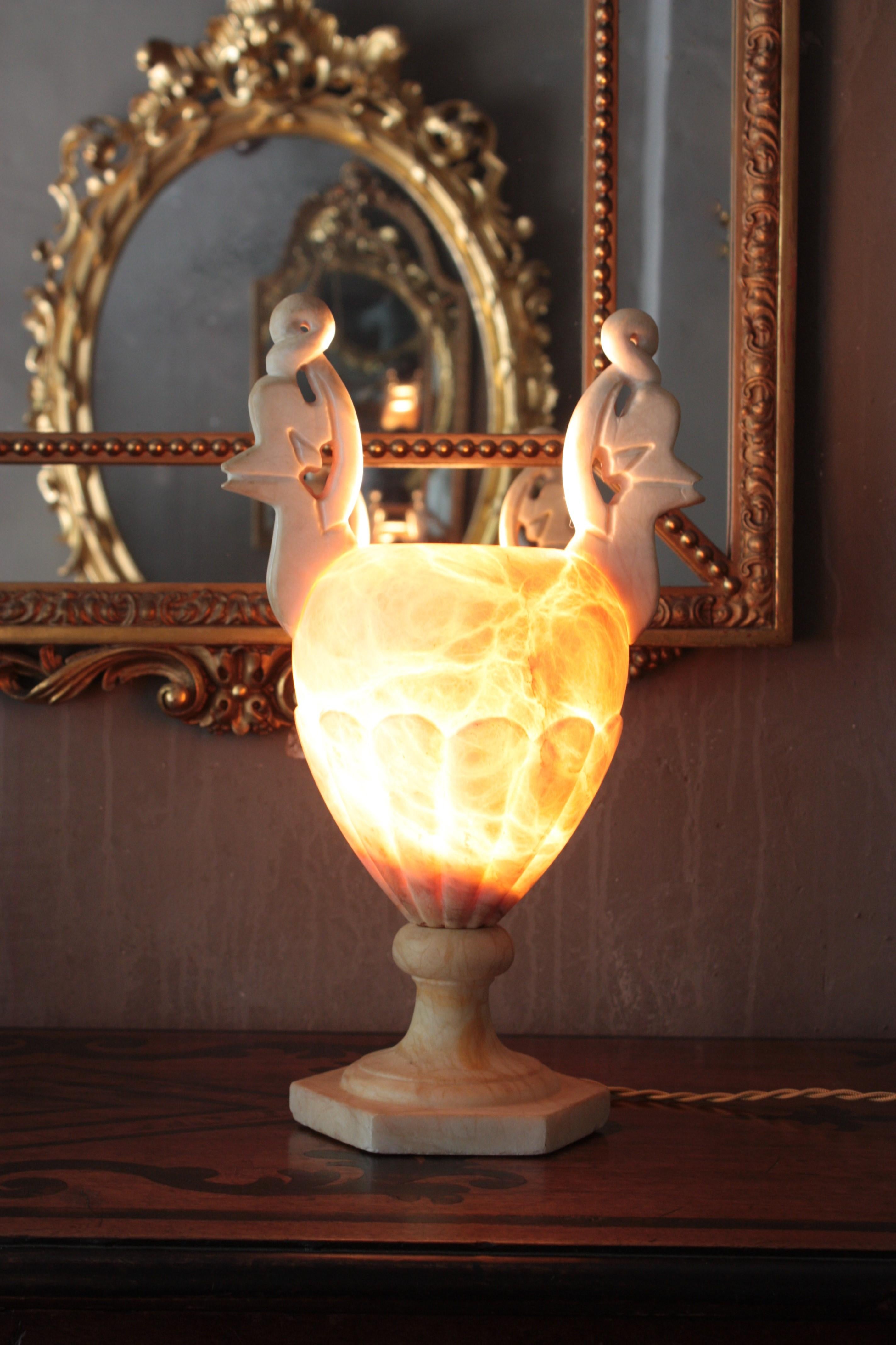 Neoklassische Art-Déco-Urnenlampe aus Alabaster mit Griffen im Angebot 5