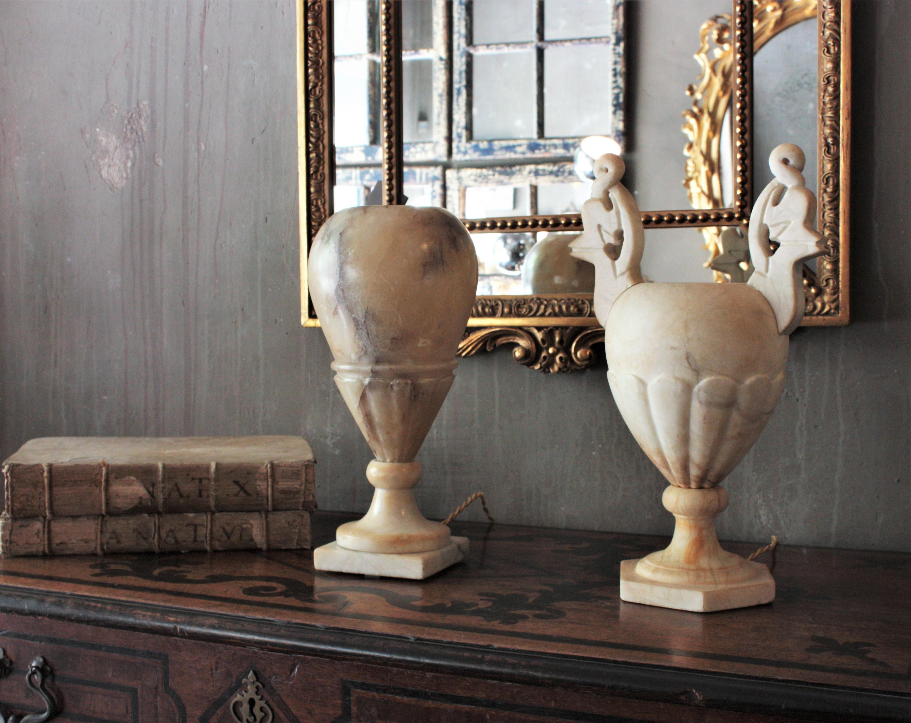 Neoklassische Art-Déco-Urnenlampe aus Alabaster mit Griffen im Angebot 9